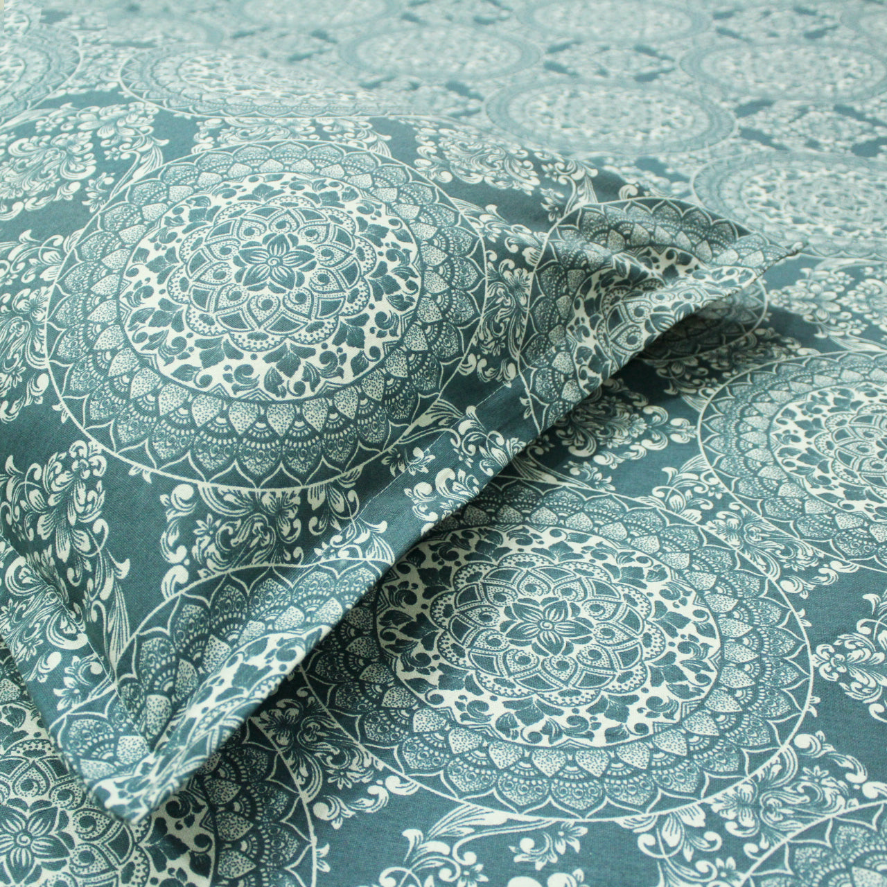 Close-up Printed Cotton Flare 144 TC Bedsheet with Pillow Covers - Blue