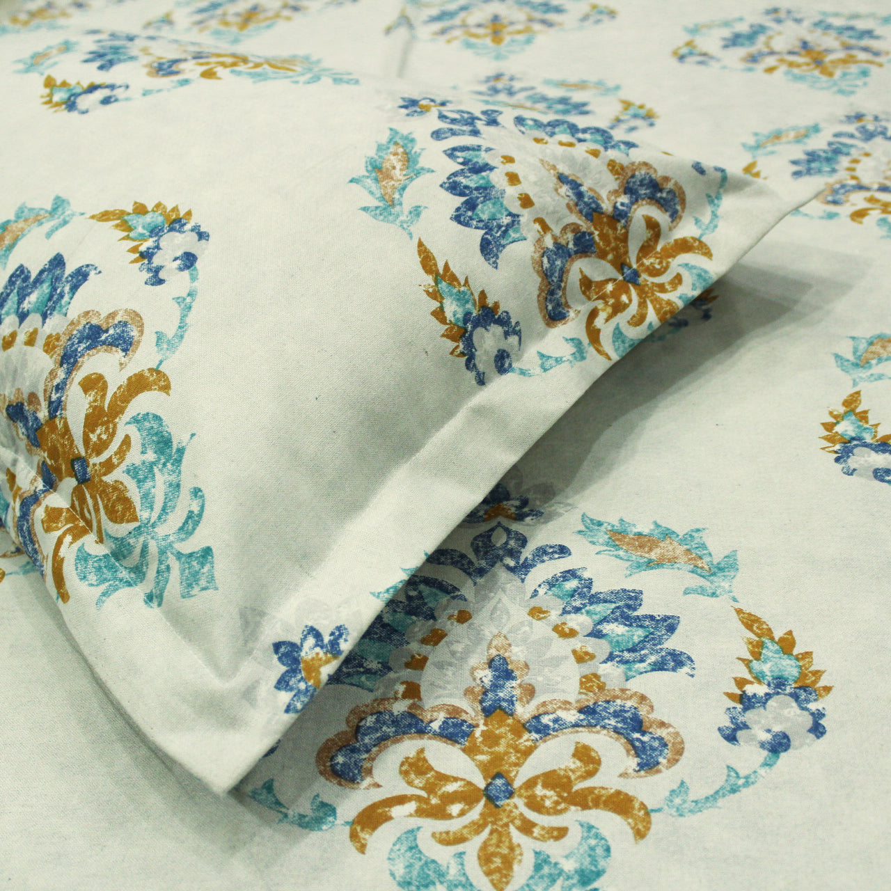 Close-up Printed Cotton Flare 144 TC Bedsheet with Pillow Covers