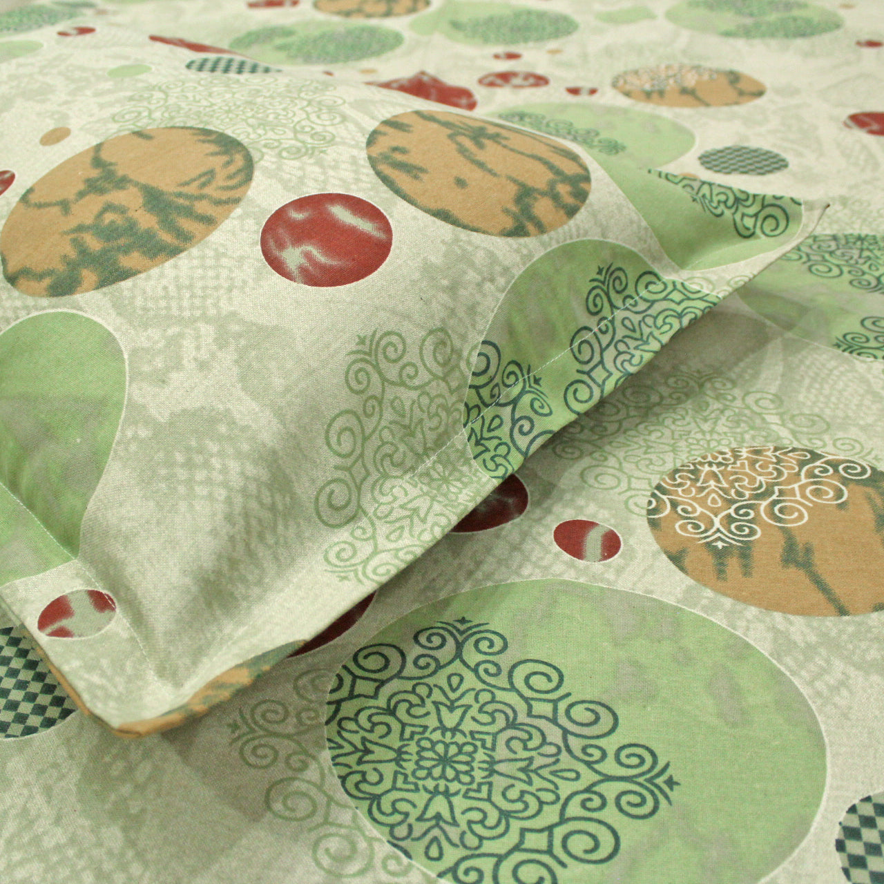 Close-up Printed Cotton Flare 144 TC Bedsheet with Pillow Covers
