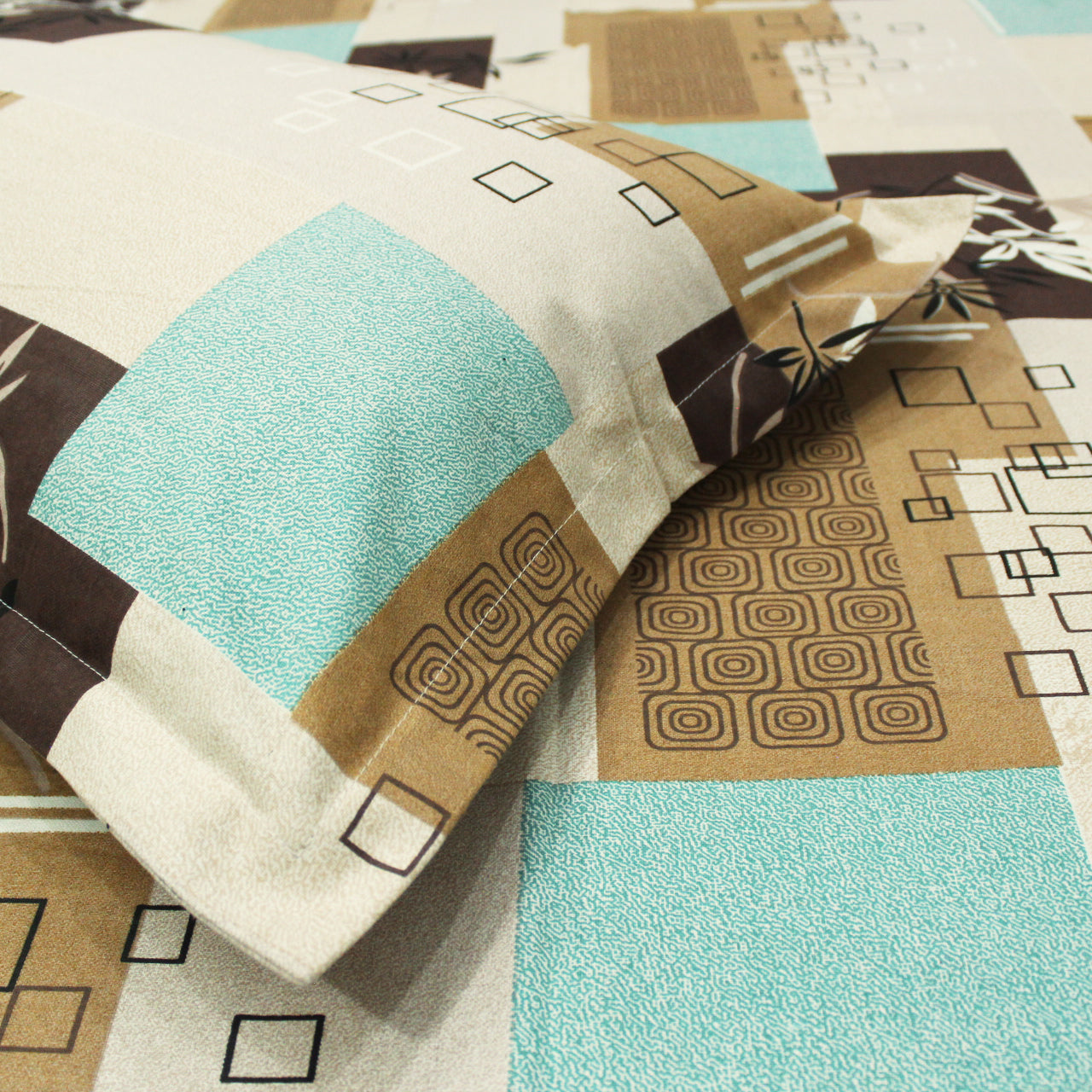 Close-up Printed Cotton Flare 144 TC Bedsheet with Pillow Covers