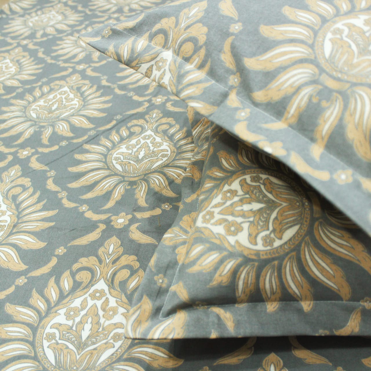 Printed Cotton Floral 144 TC Bedsheet with Pillow Covers - Grey