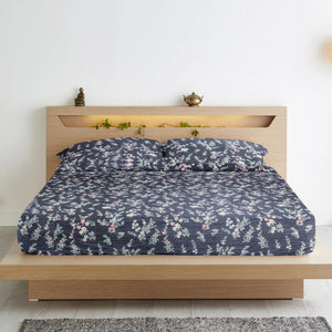Fitted bedsheet Set with on a bed