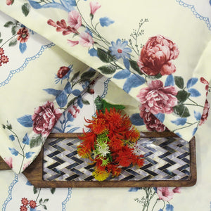 Close-up Fitted bedsheet with matching pillow covers