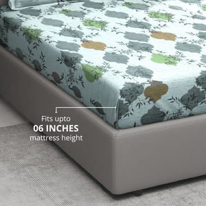 Multicolor geometric bedsheet fitted on a bed