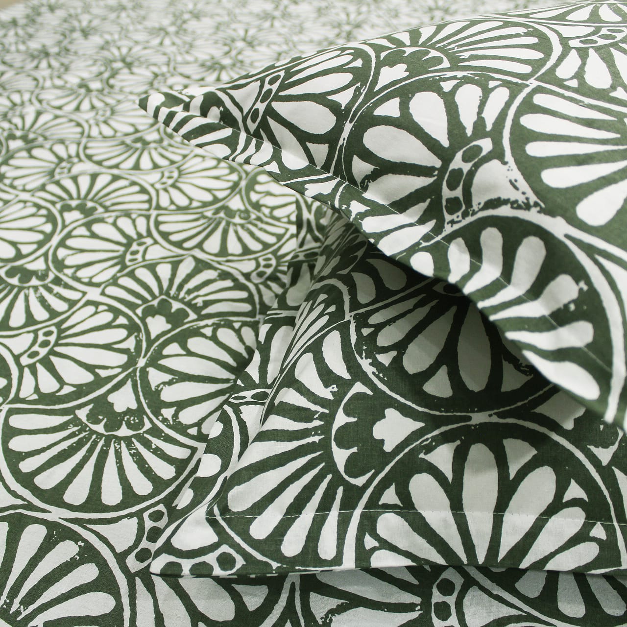 Printed Cotton Floral 144 TC Bedsheet with Pillow Covers - Green