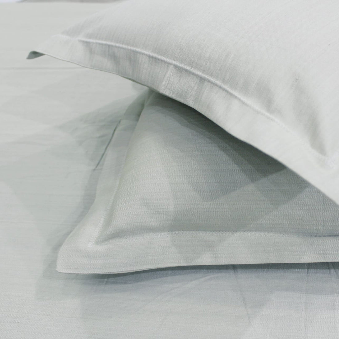 Mercerized Cotton Textured Weave Cotton Fitted Bedsheet with Pillow Covers - Silver
