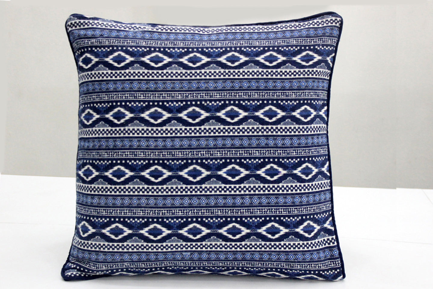 Quartz Printed Geometrical One Cotton Cushion Cover - Black