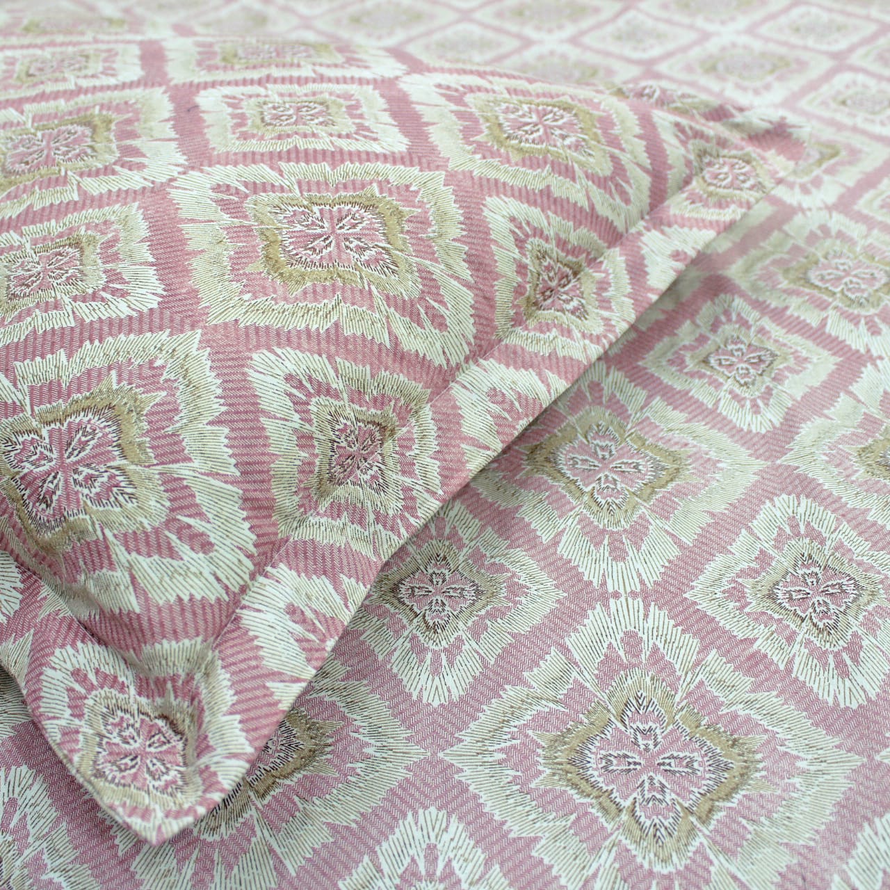 Close-up Printed Abstract Cotton 144 TC Fitted Bedsheet with Pillow Covers - Magenta