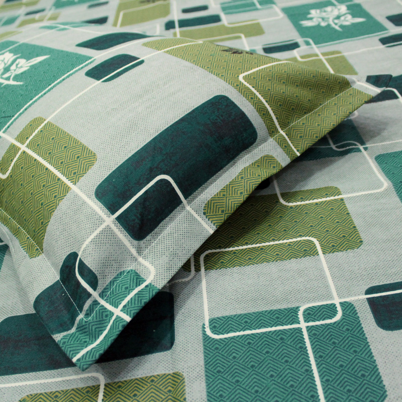 Close-up Printed Cotton Flare 144 TC Bedsheet with Pillow Covers