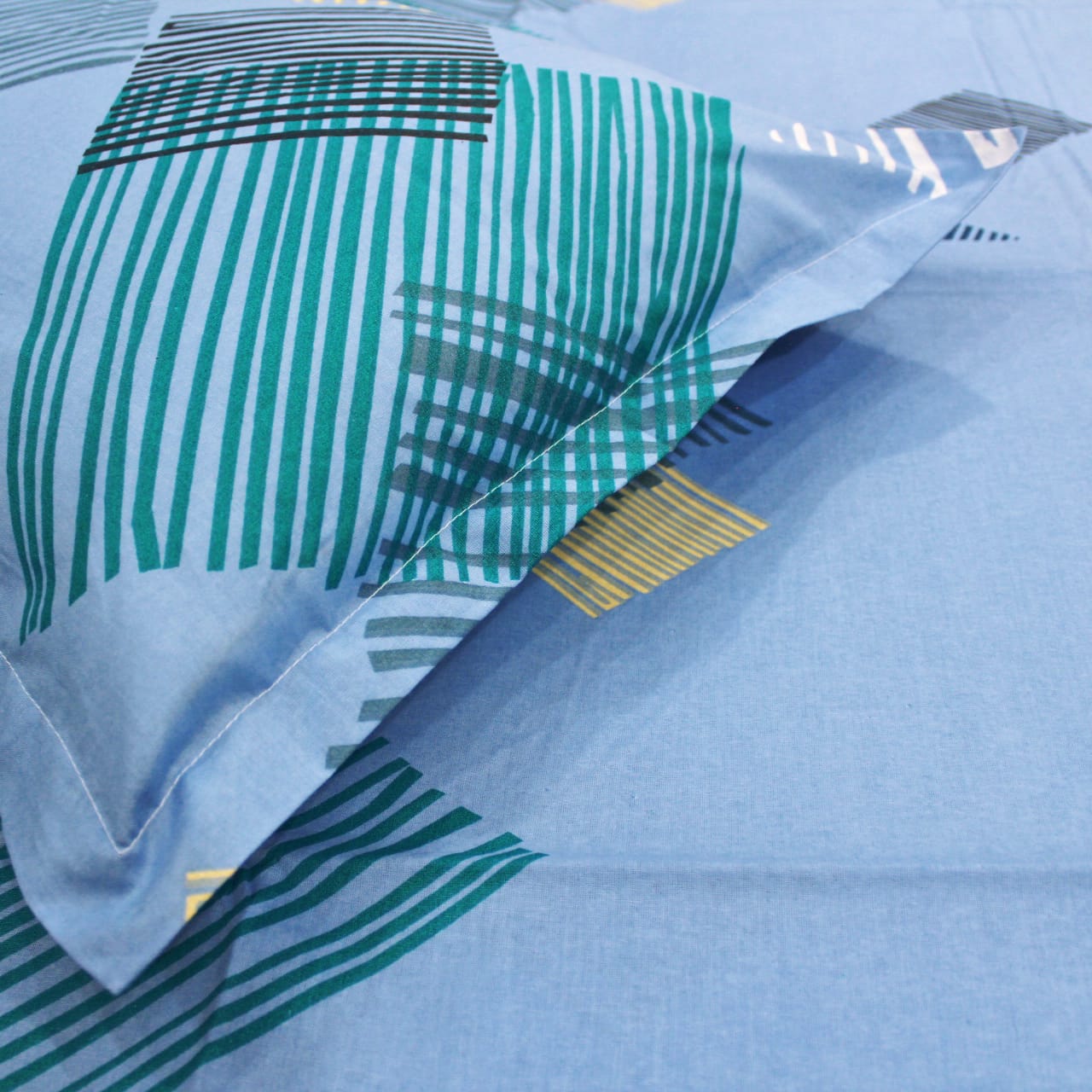 Close view Printed Geometrical Cotton 250 TC Fitted Bedsheet with Pillow Covers - Blue