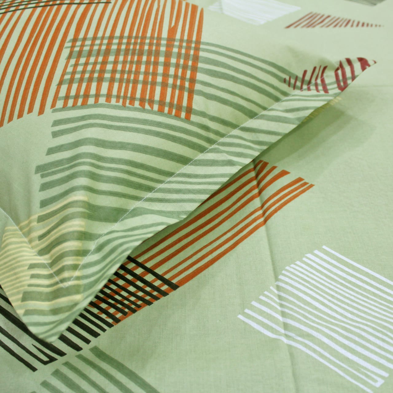 Close up Printed Geometrical Cotton 250 TC Bedsheet with Pillow Covers - Green