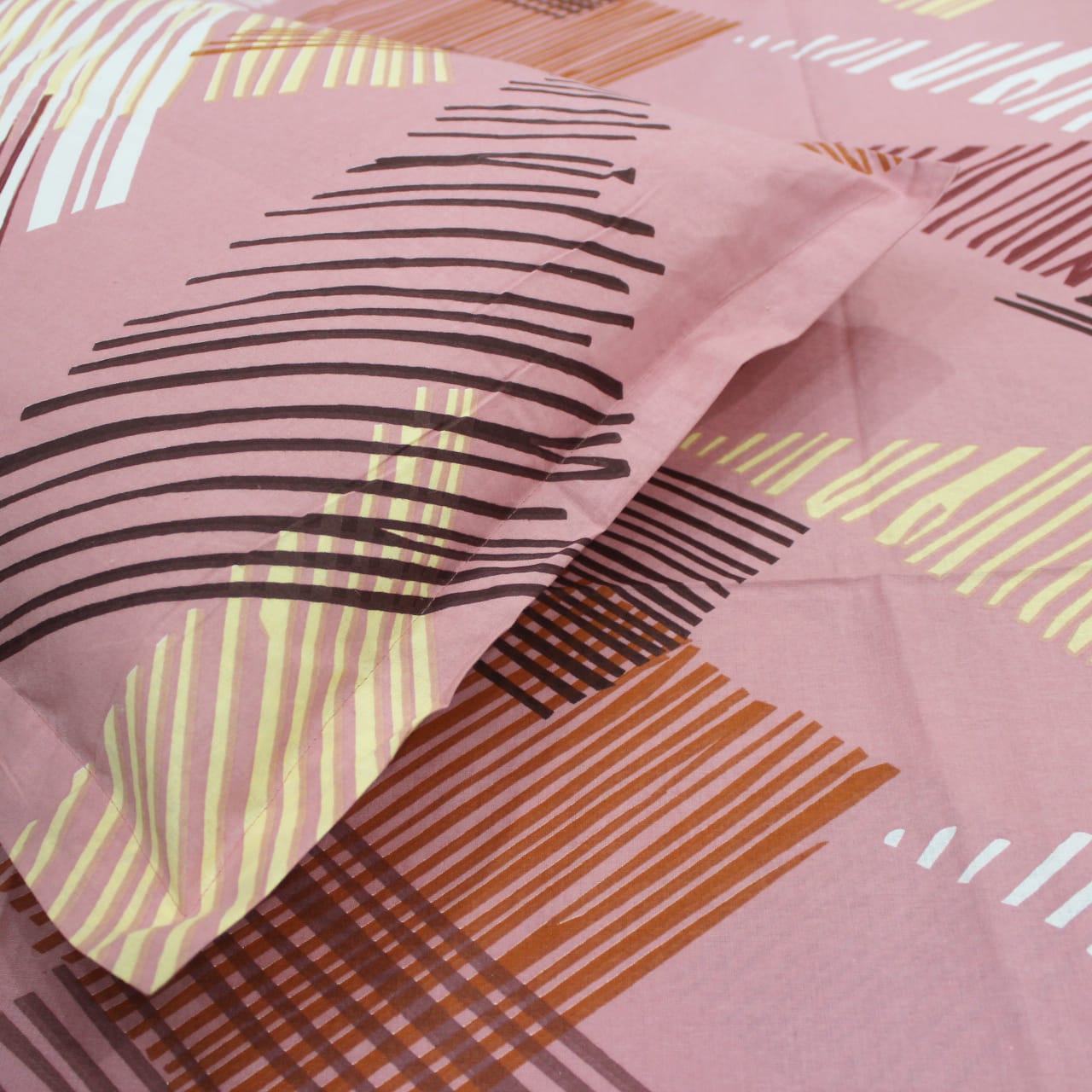 Printed Geometrical Cotton 250 TC Fitted Bedsheet with Pillow Covers - Magenta