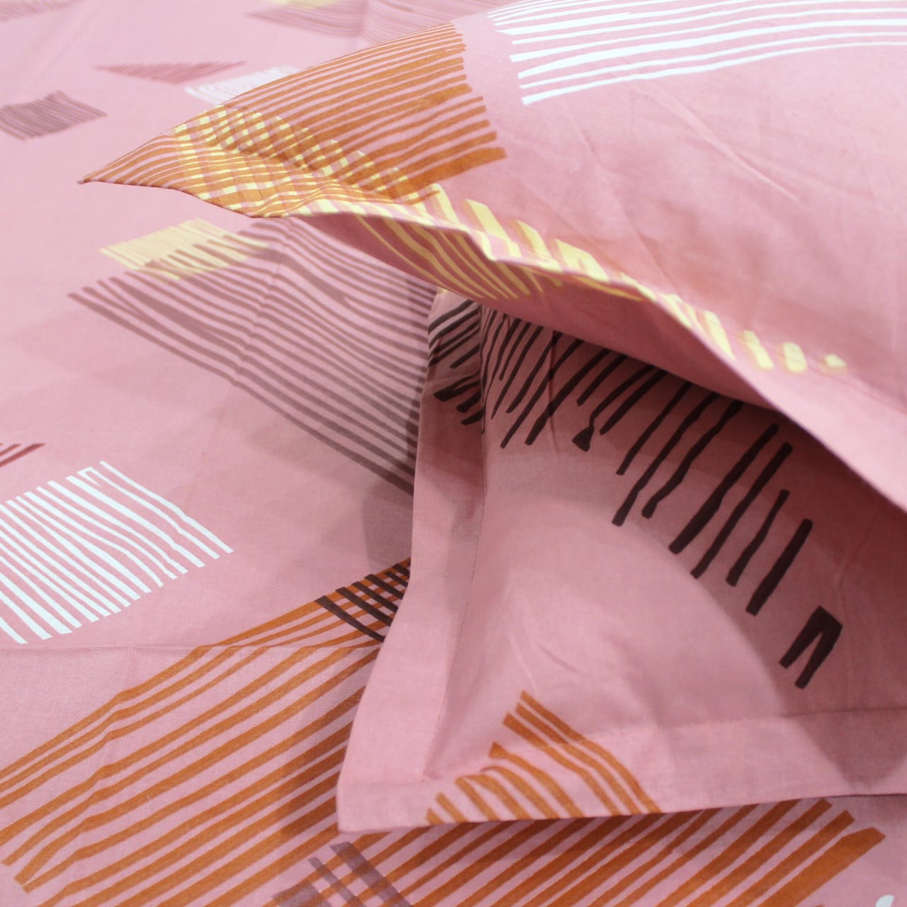 Close up view Printed Geometrical Cotton 250 TC Fitted Bedsheet with Pillow Covers - Magenta