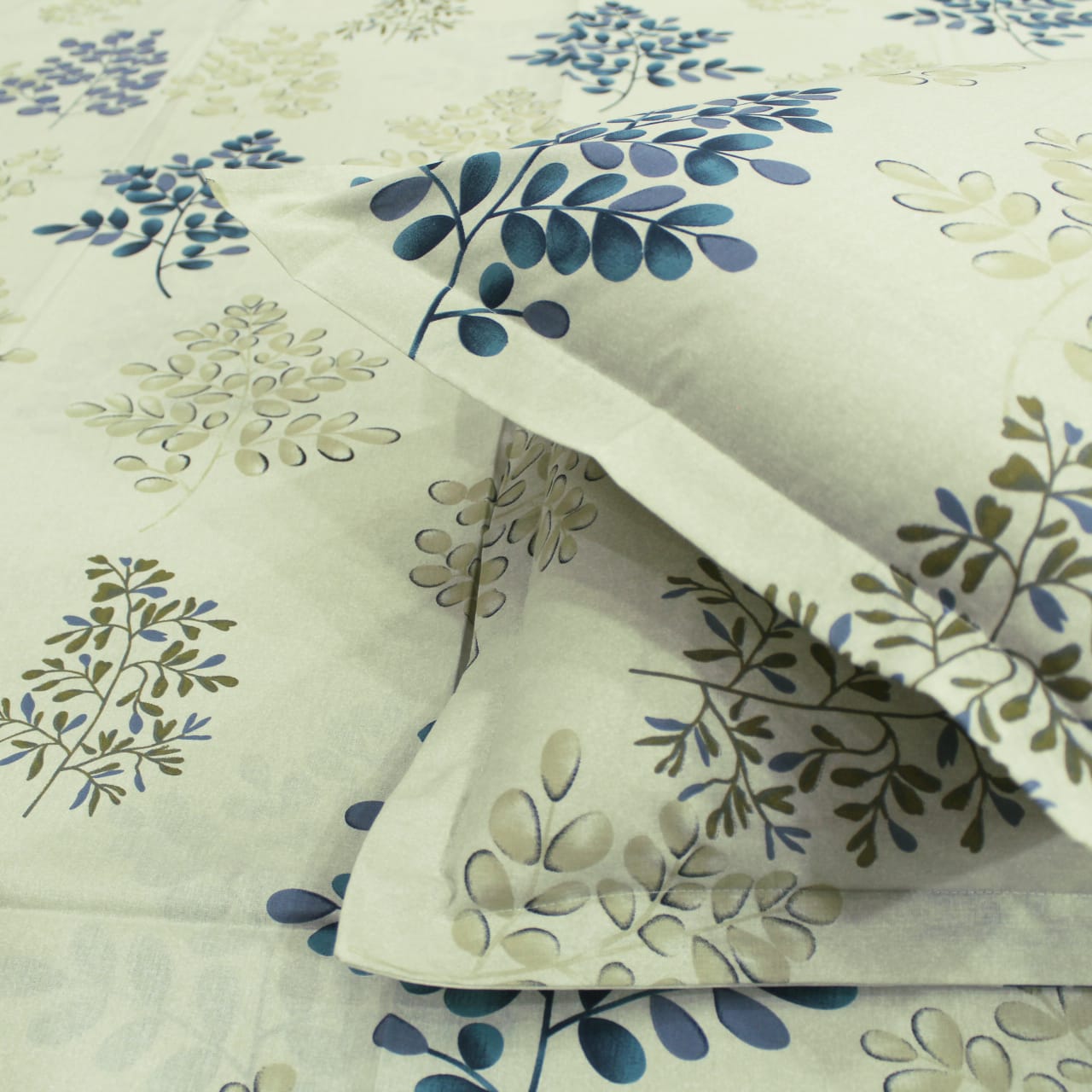Close-up Printed Floral Cotton 250 TC Fitted Bedsheet with Pillow Covers - Green