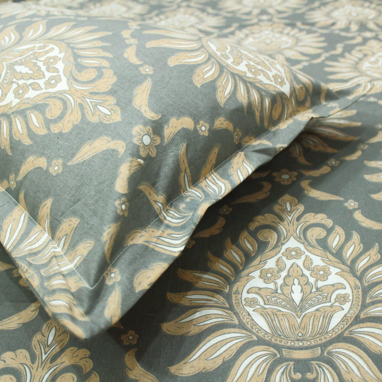 Close up Printed Floral Cotton 144 TC Fitted Bedsheet with Pillow Covers - Grey