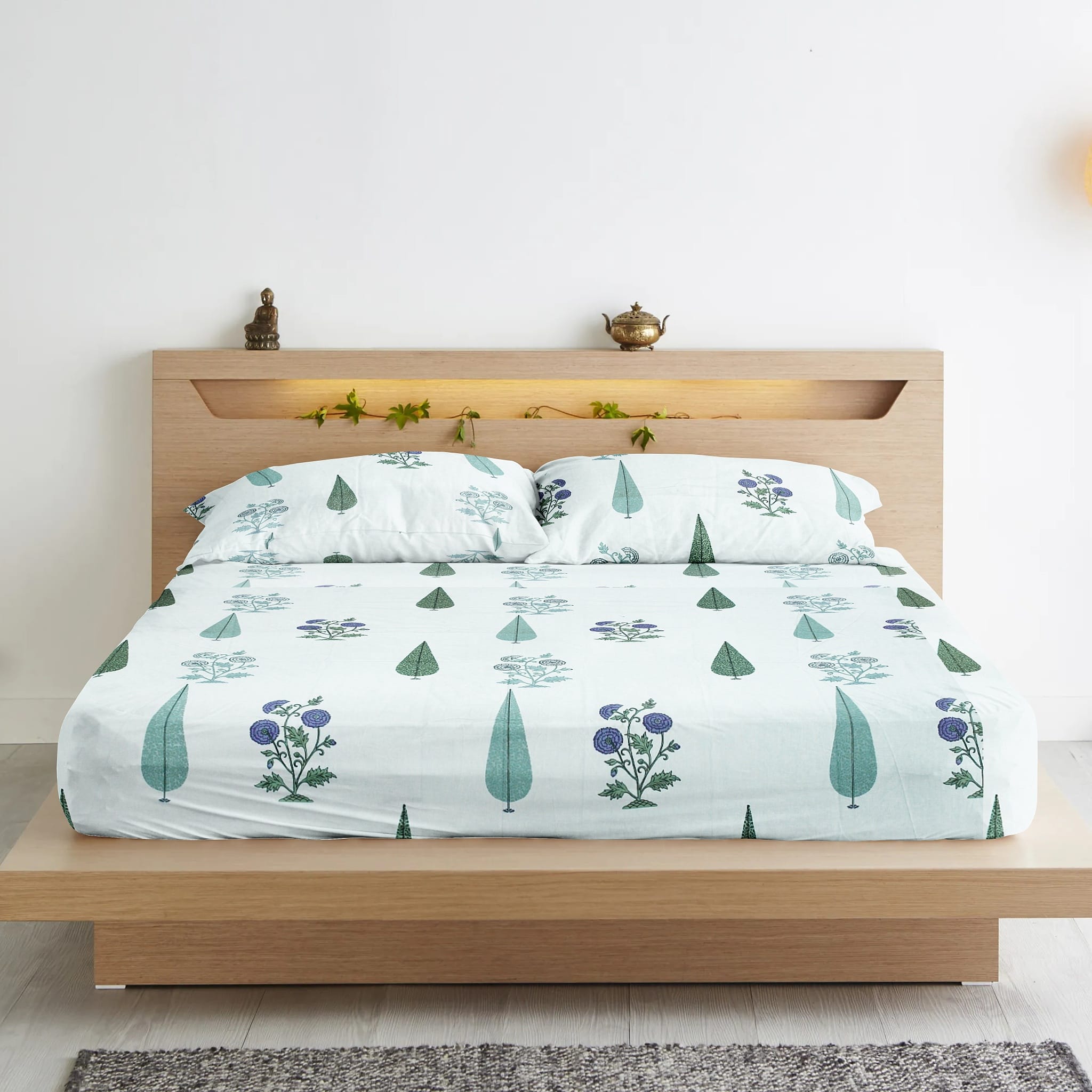 Soft cotton Floral print 250 TC fitted bedsheet in Purple At Online
