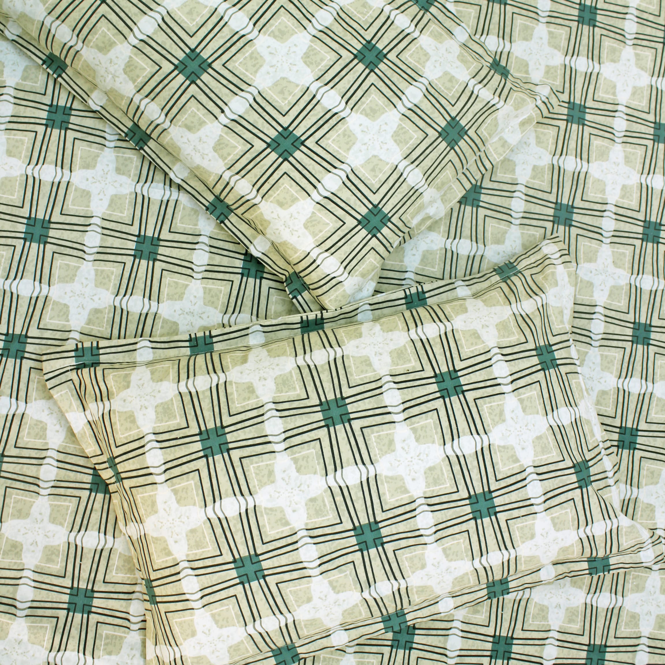 Cotton blend double bedsheet with geometric print and matching pillow covers