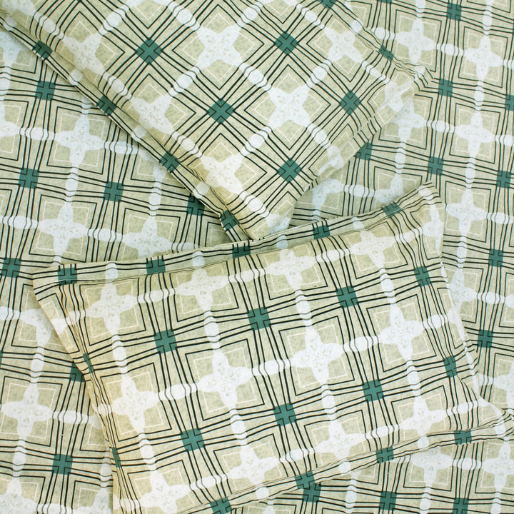 Cotton blend double bedsheet with geometric print and matching pillow covers