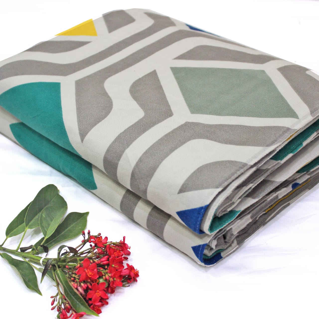 Best Microfiber Geometrical print Reversible AC Dohar Blanket In Multicolor