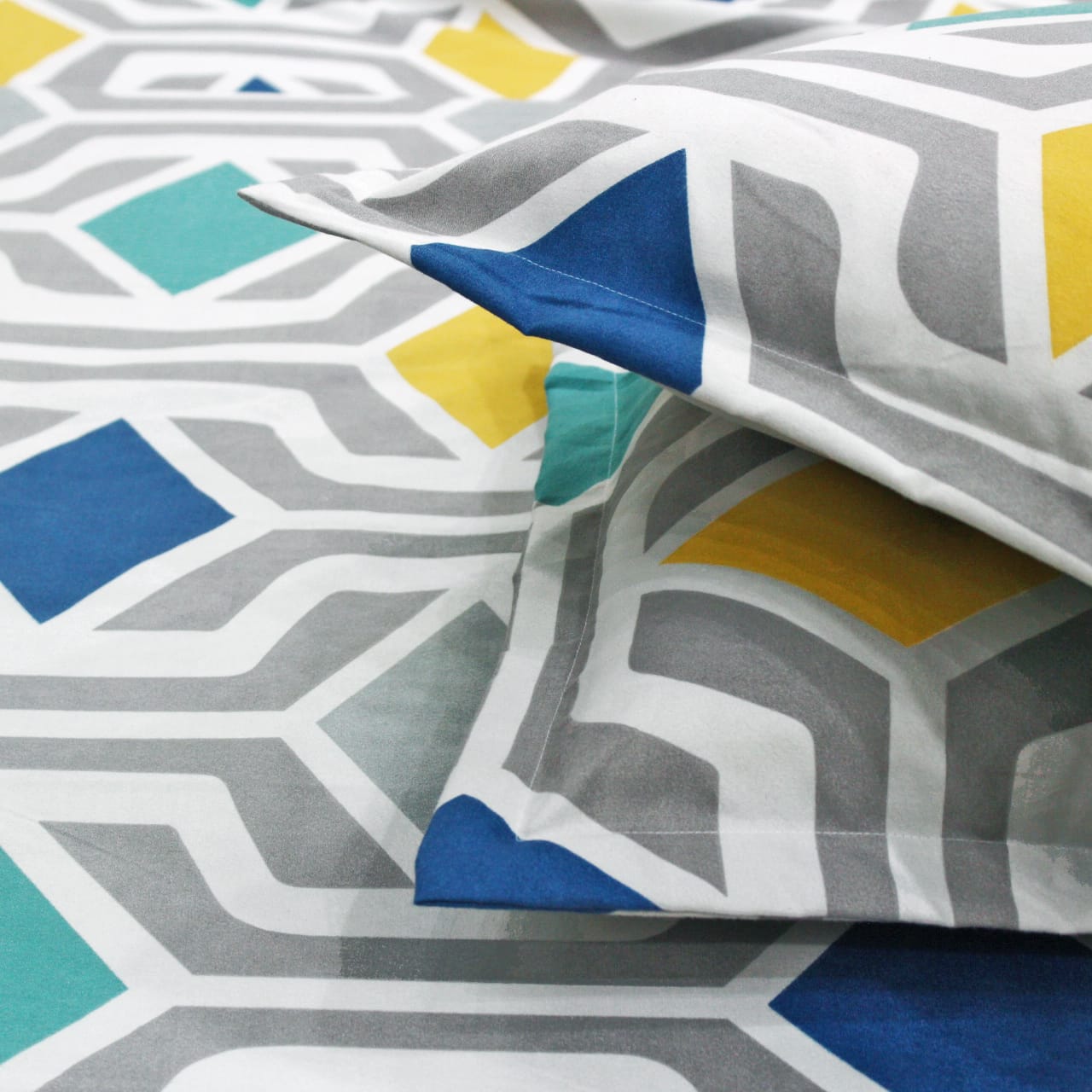 Cotton Geometrical Print 210 TC King Size Fitted Bedsheet In Multicolor