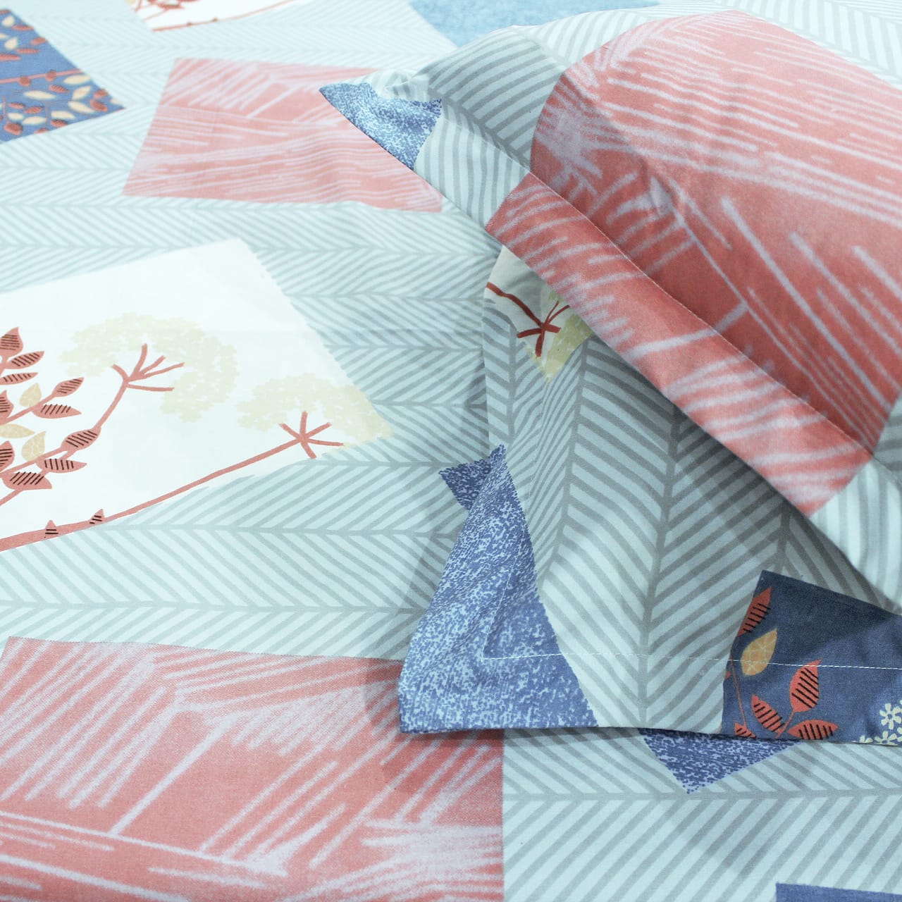 Cotton Geometrical Print 210 TC King Size Fitted Bedsheet In Multicolor 