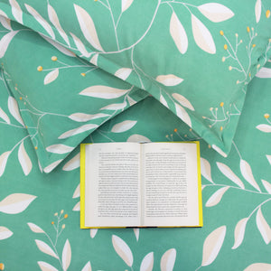 Fitted bedsheet with matching pillow covers