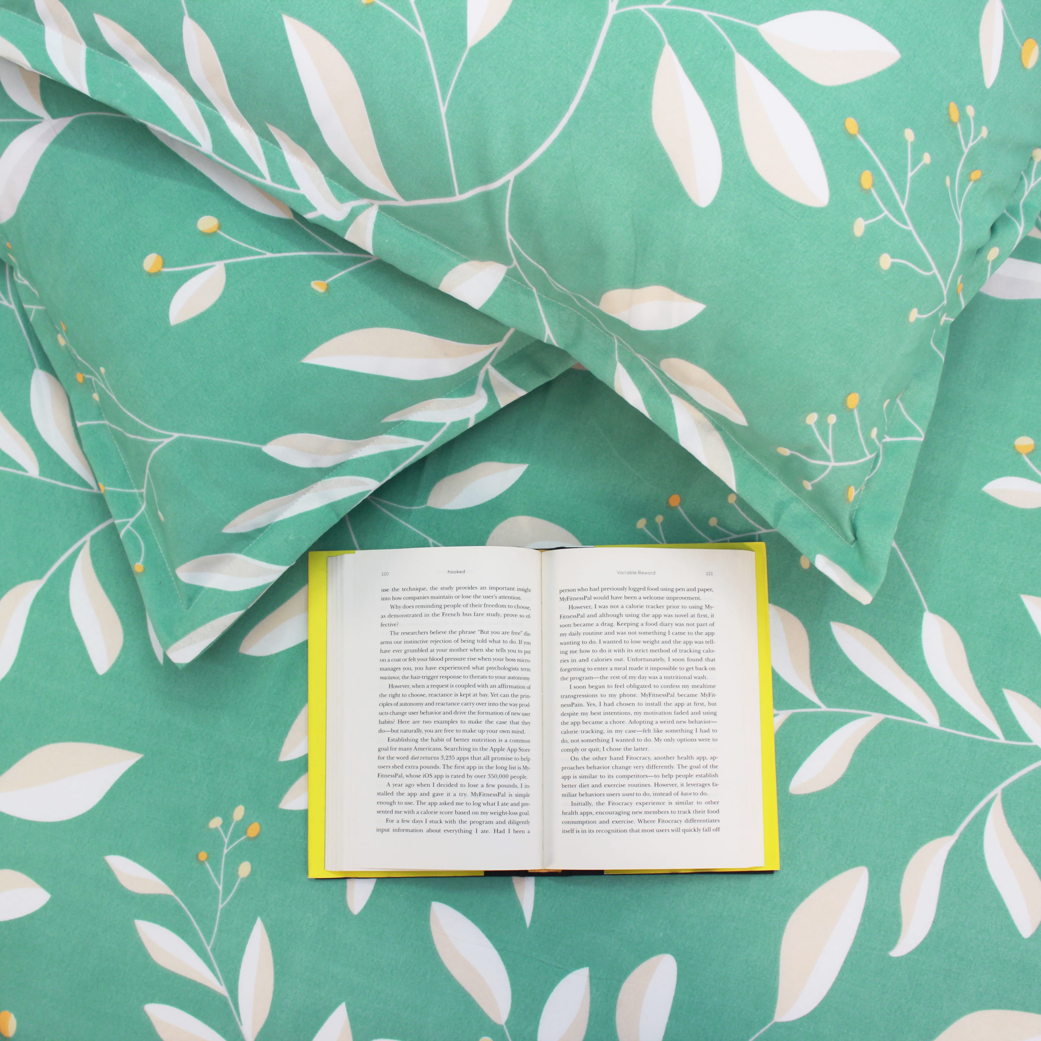 Fitted bedsheet with matching pillow covers