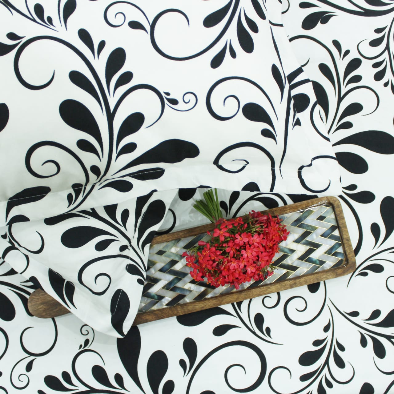 Cotton Floral Print 210 TC King Size Fitted Bedsheet In Black