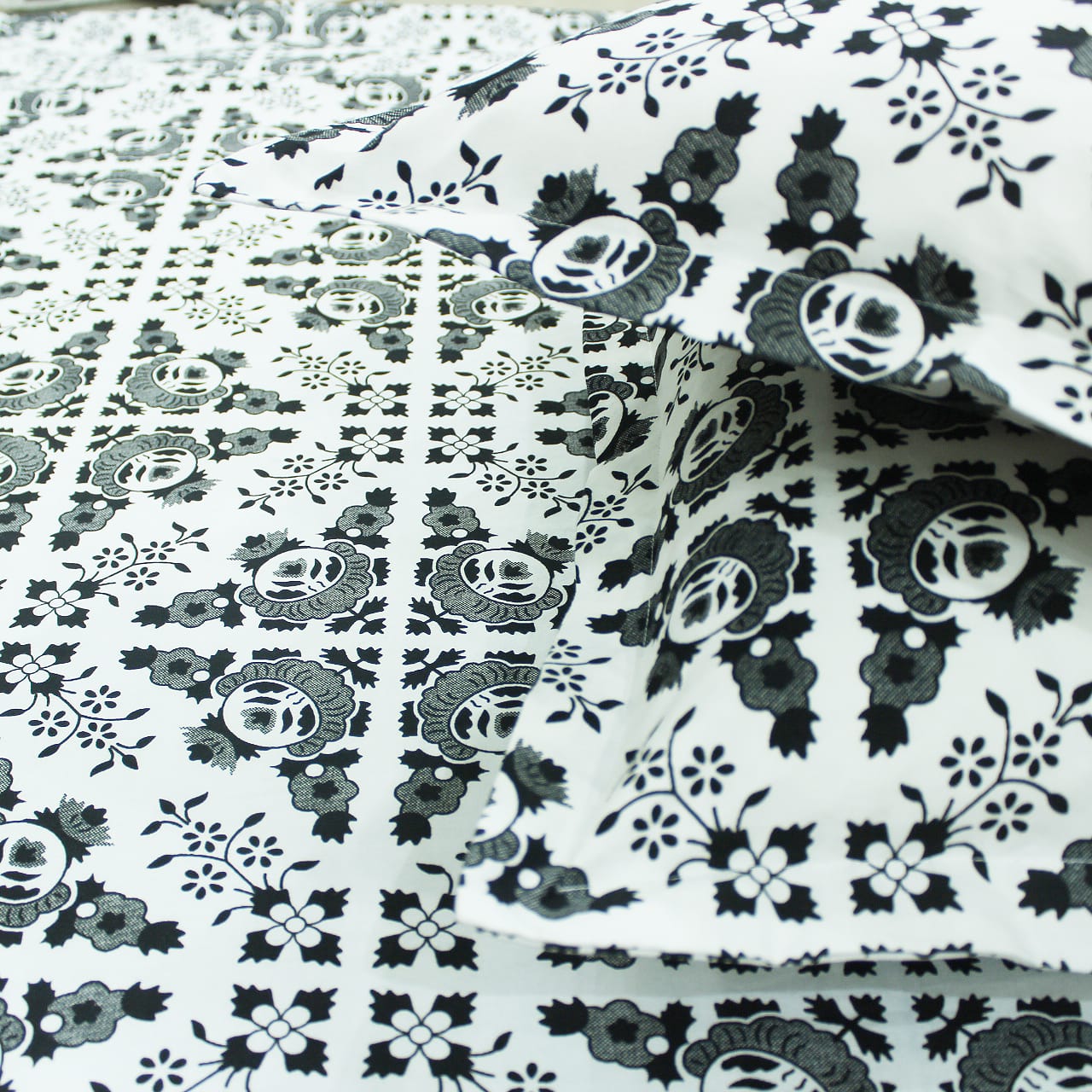 Cotton Floral Print 210 TC King Size Fitted Bedsheet In Black