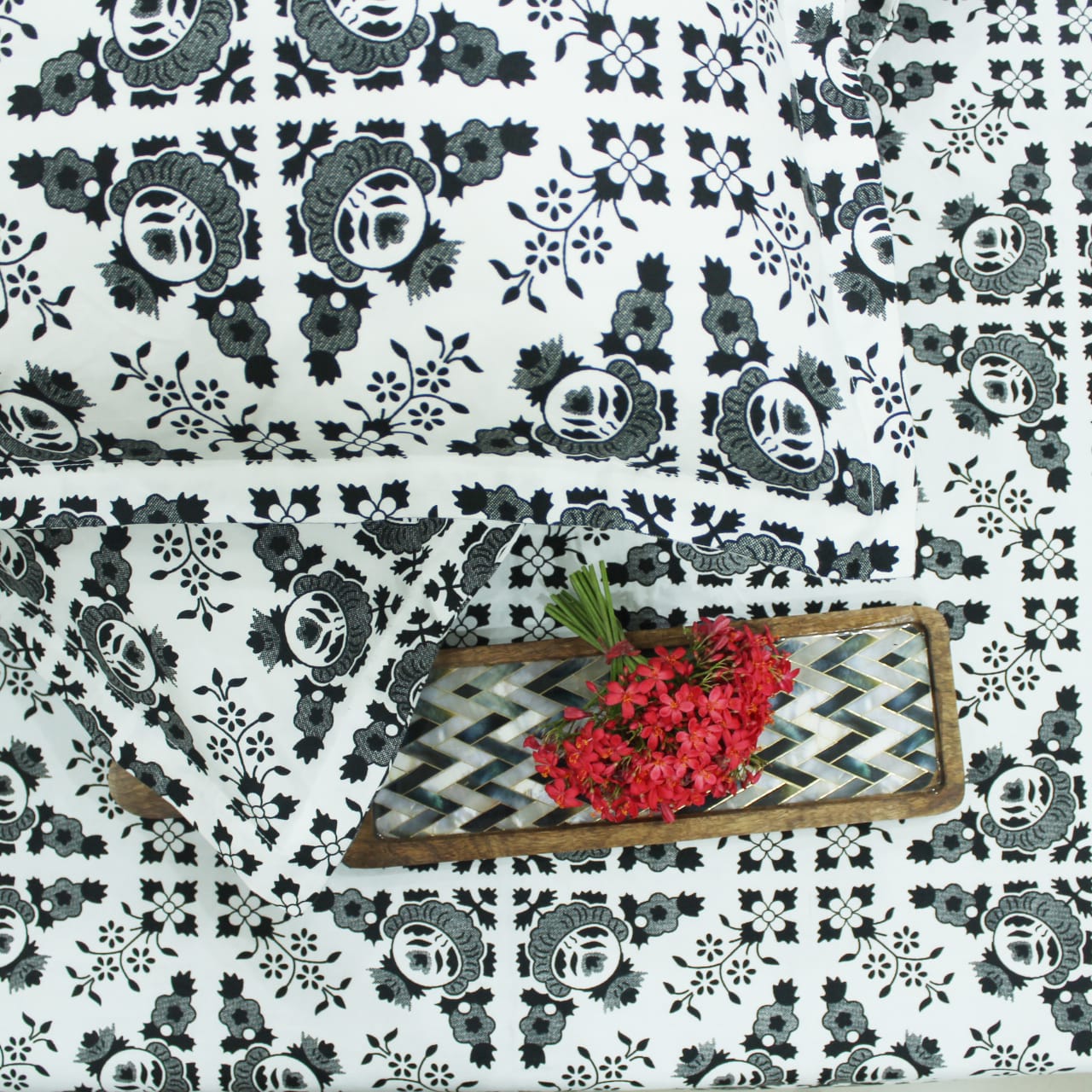 Cotton Floral Print 210 TC King Size Fitted Bedsheet In Black