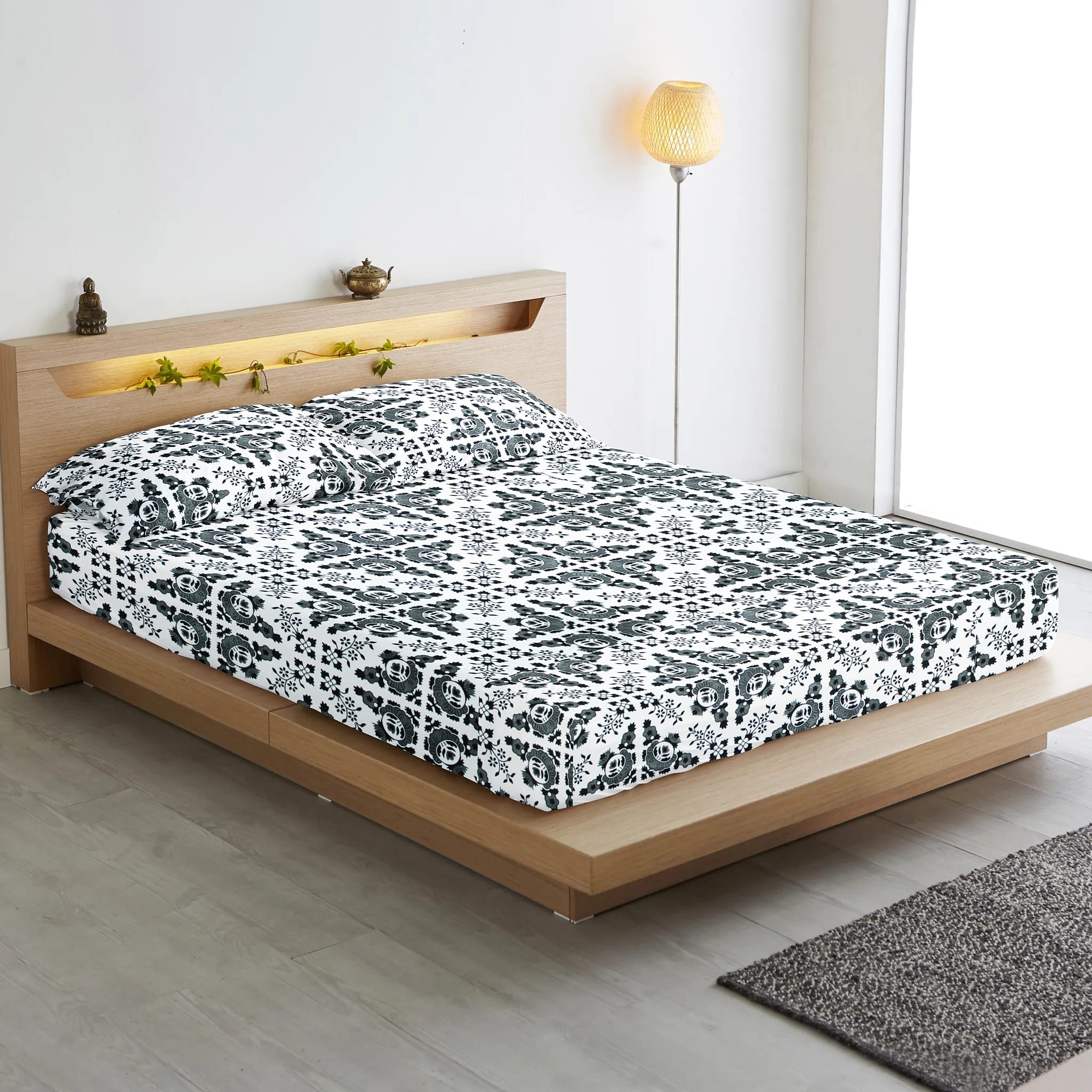 Cotton Floral Print 210 TC King Size Fitted Bedsheet In Black