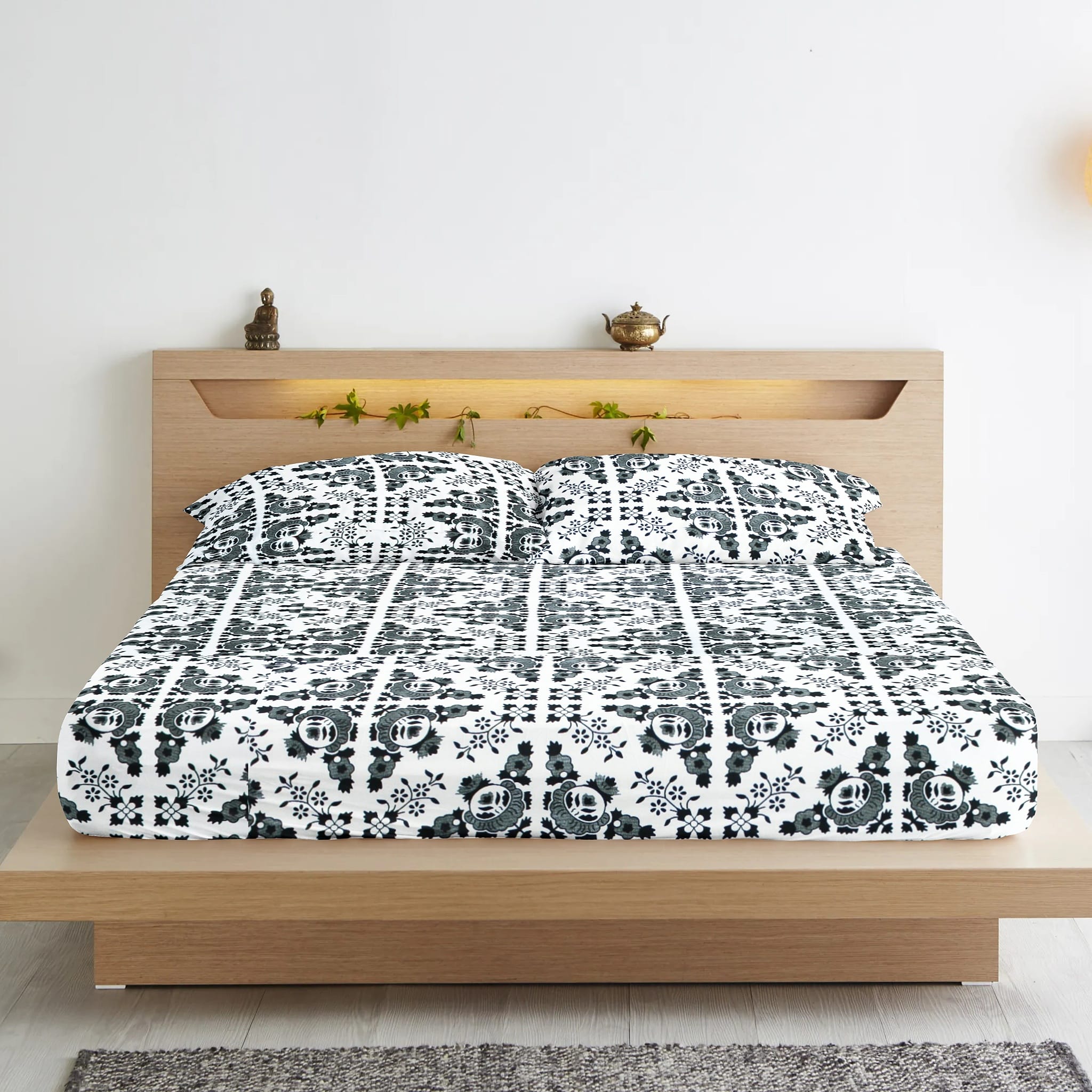 Cotton Floral Print 210 TC King Size Fitted Bedsheet In Black