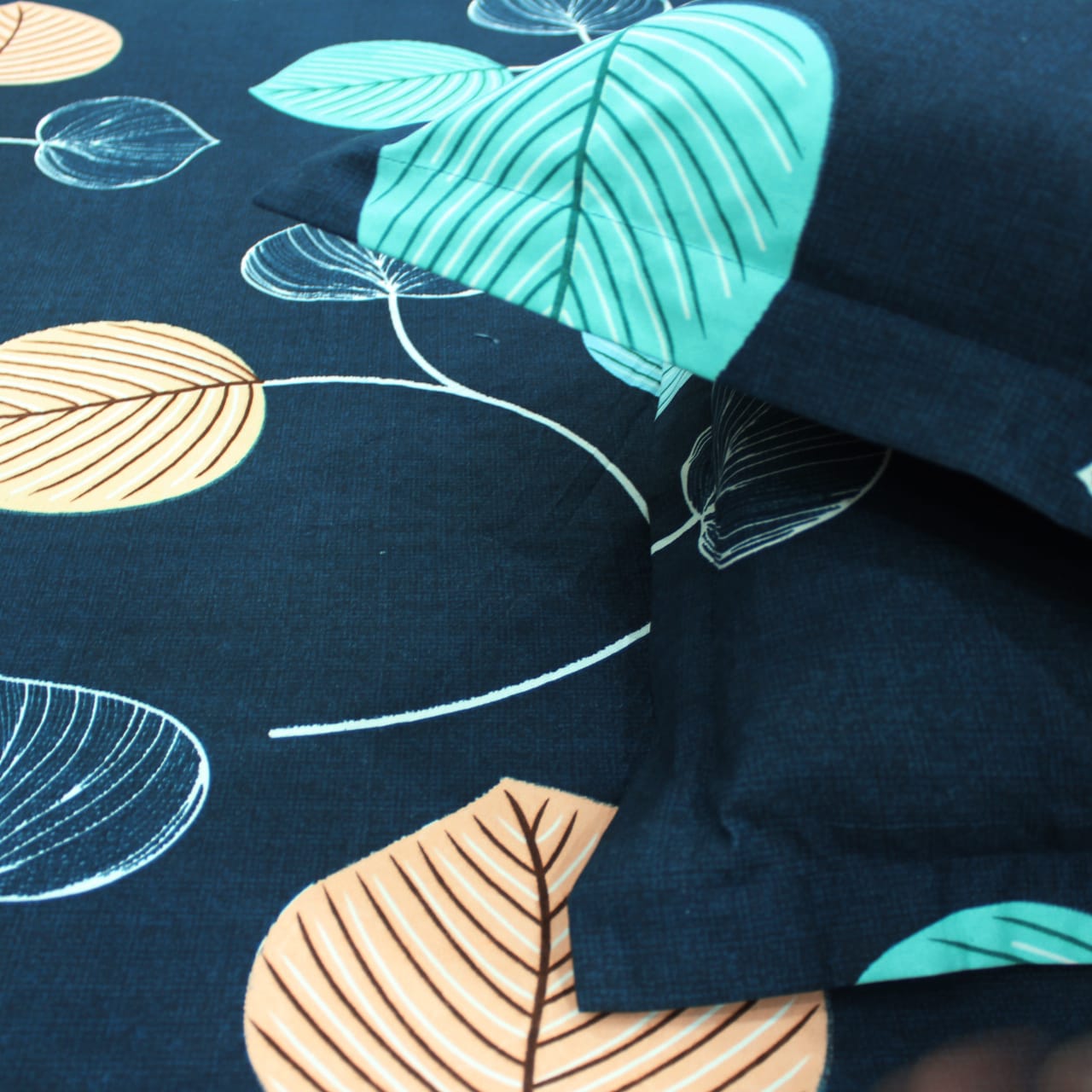 Cotton Floral Print 210 TC King Size Fitted Bedsheet In Navy Blue