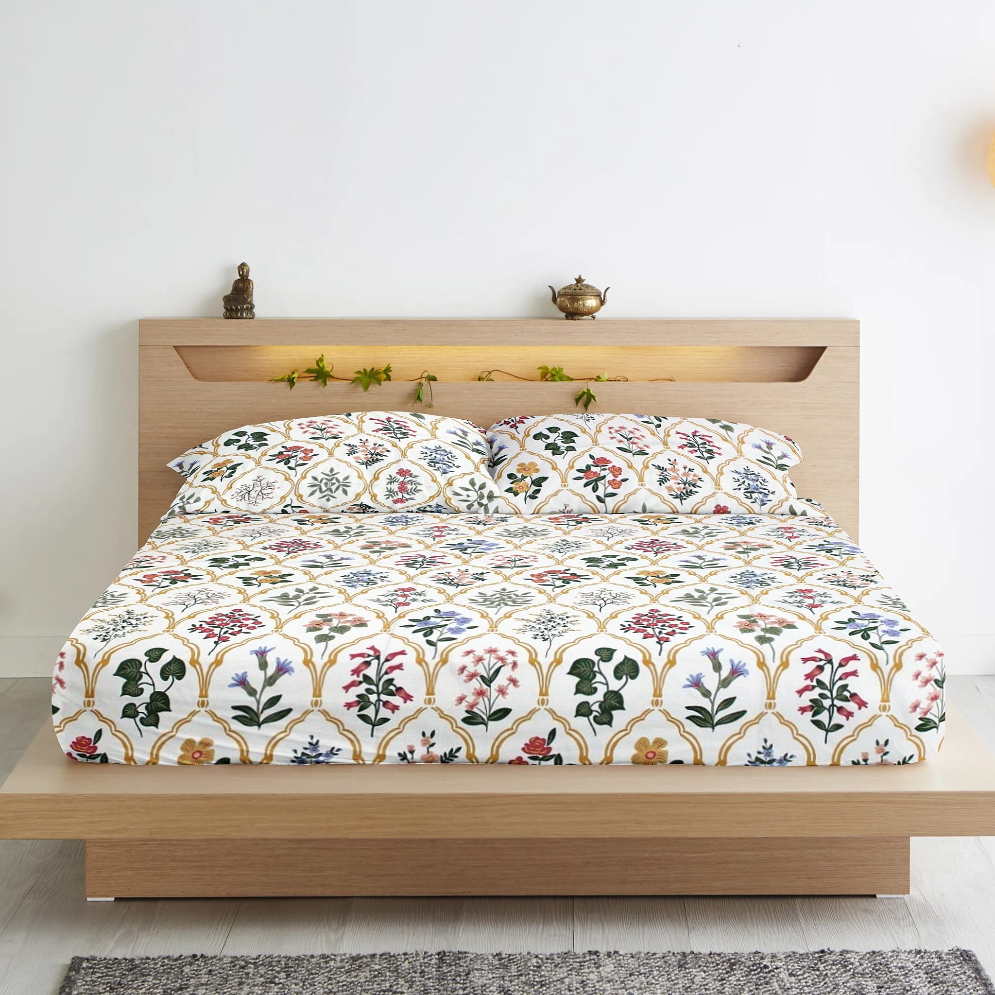 Fitted bedsheet with matching pillow covers