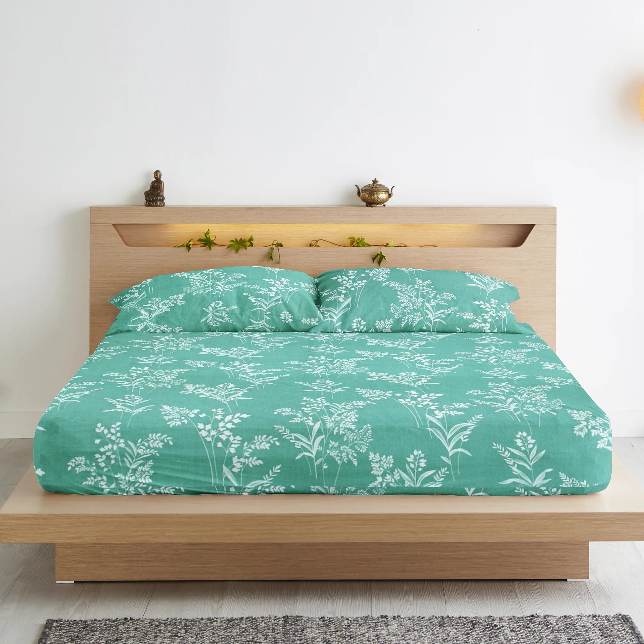 Fitted bedsheet with matching pillow covers