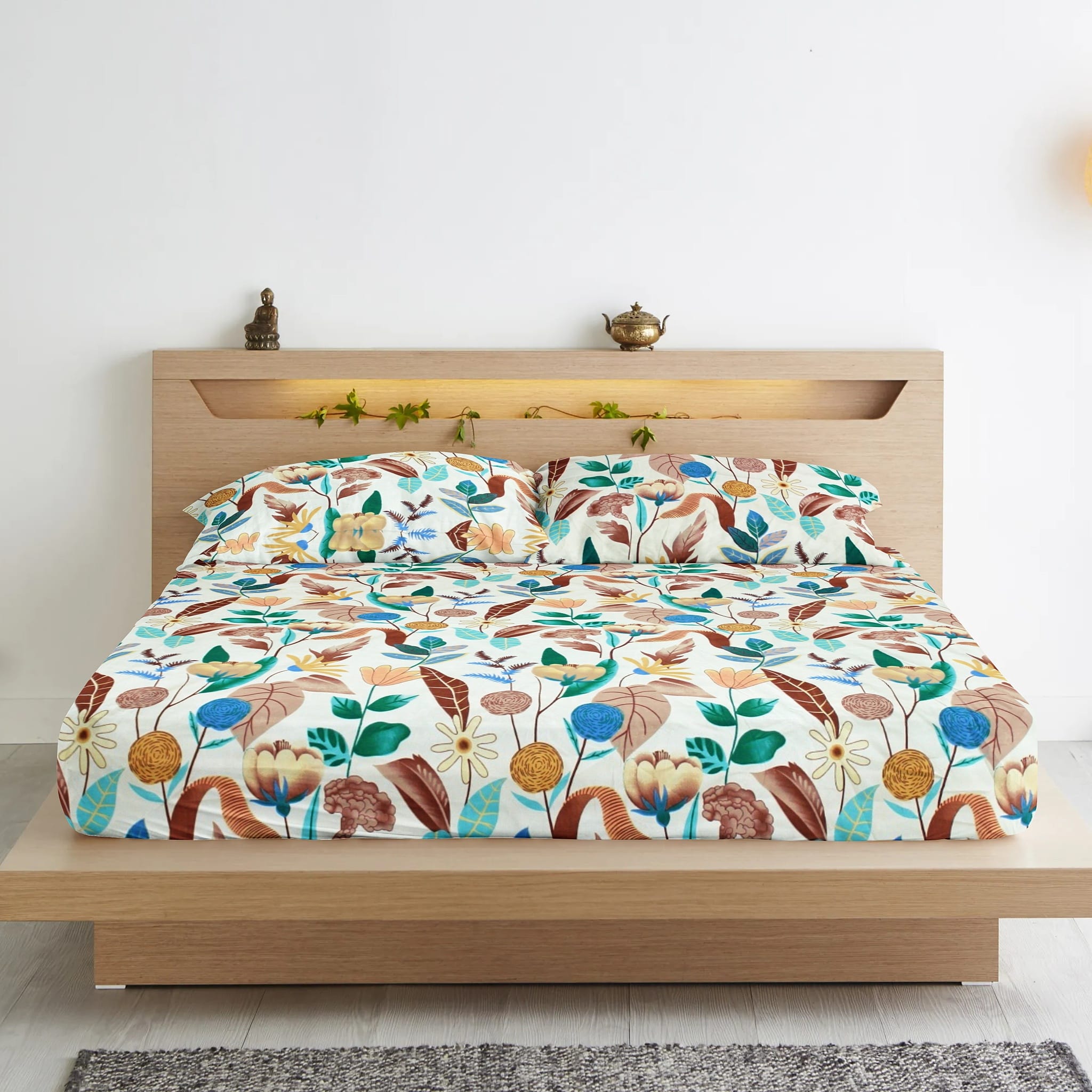 Fitted bedsheet with matching pillow covers