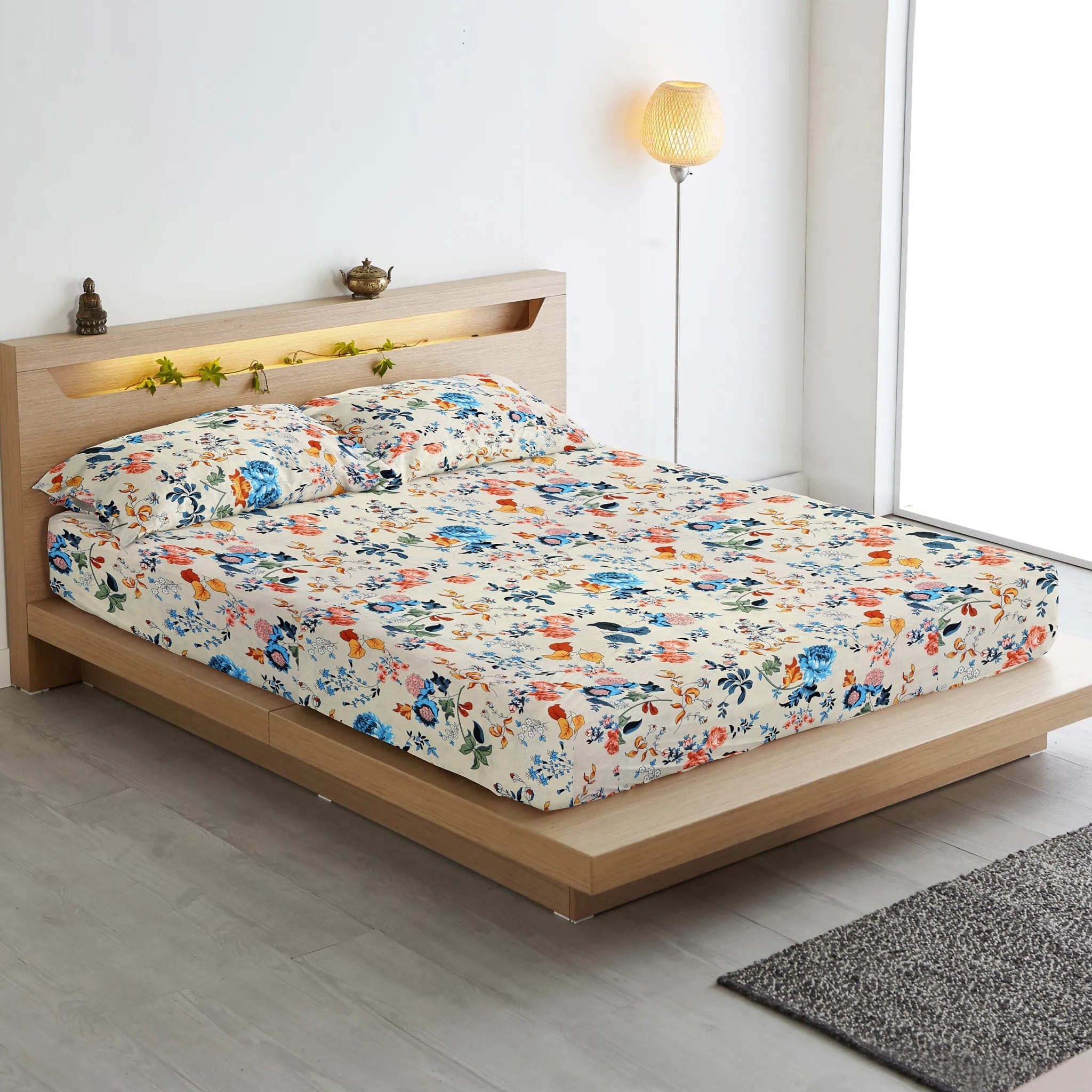 Fitted bedsheet with matching pillow covers