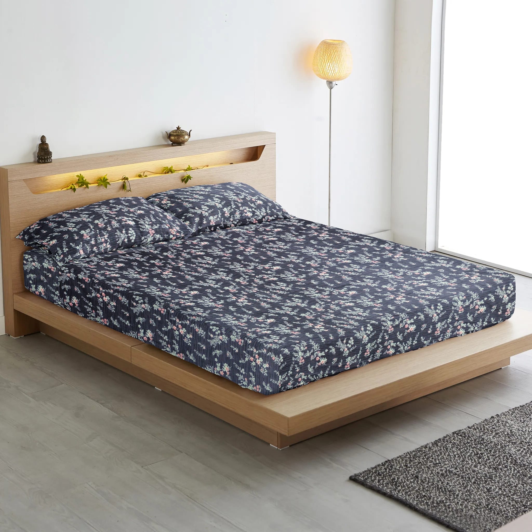Fitted bedsheet with Matching pillow covers