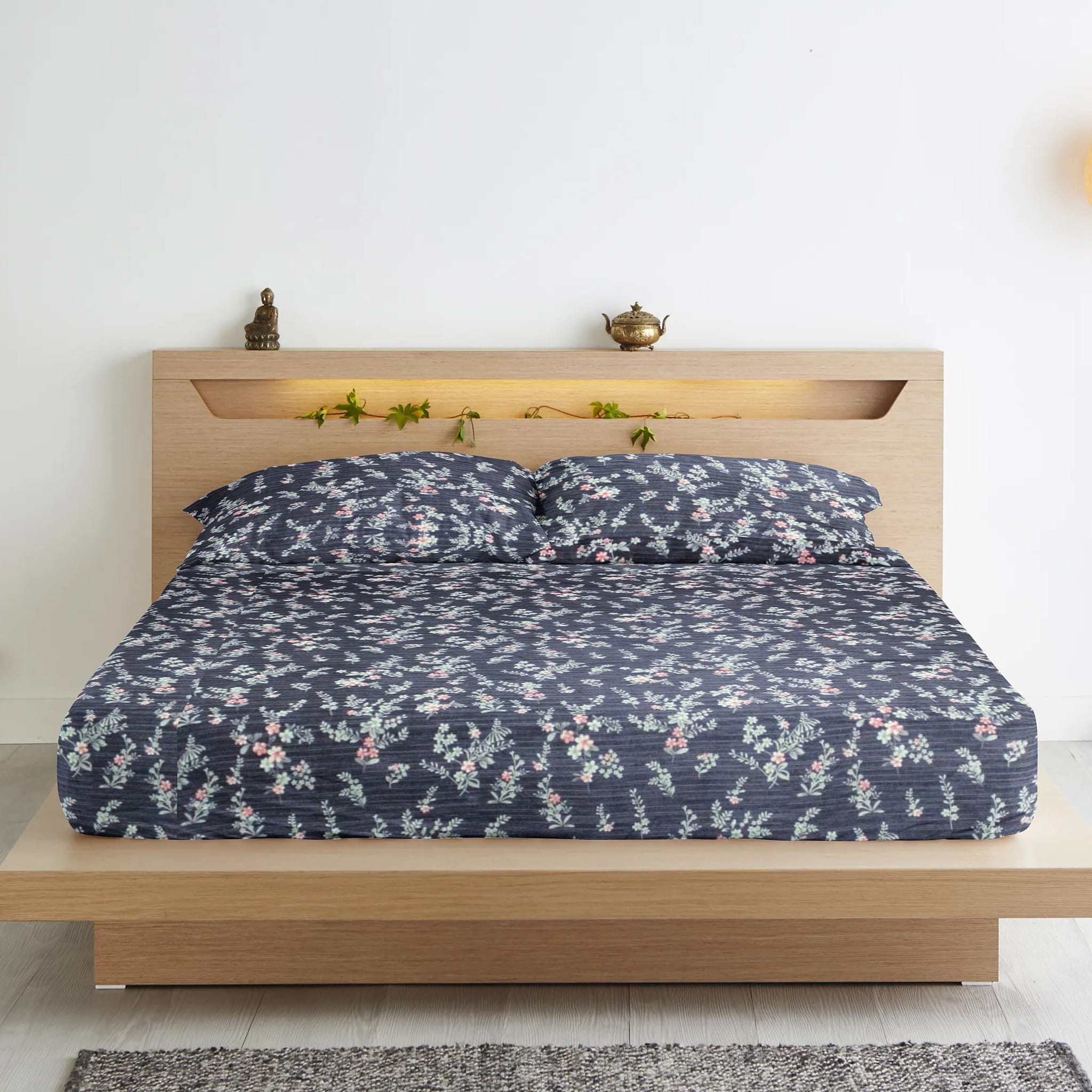 Fitted bedsheet Set with on a bed 
