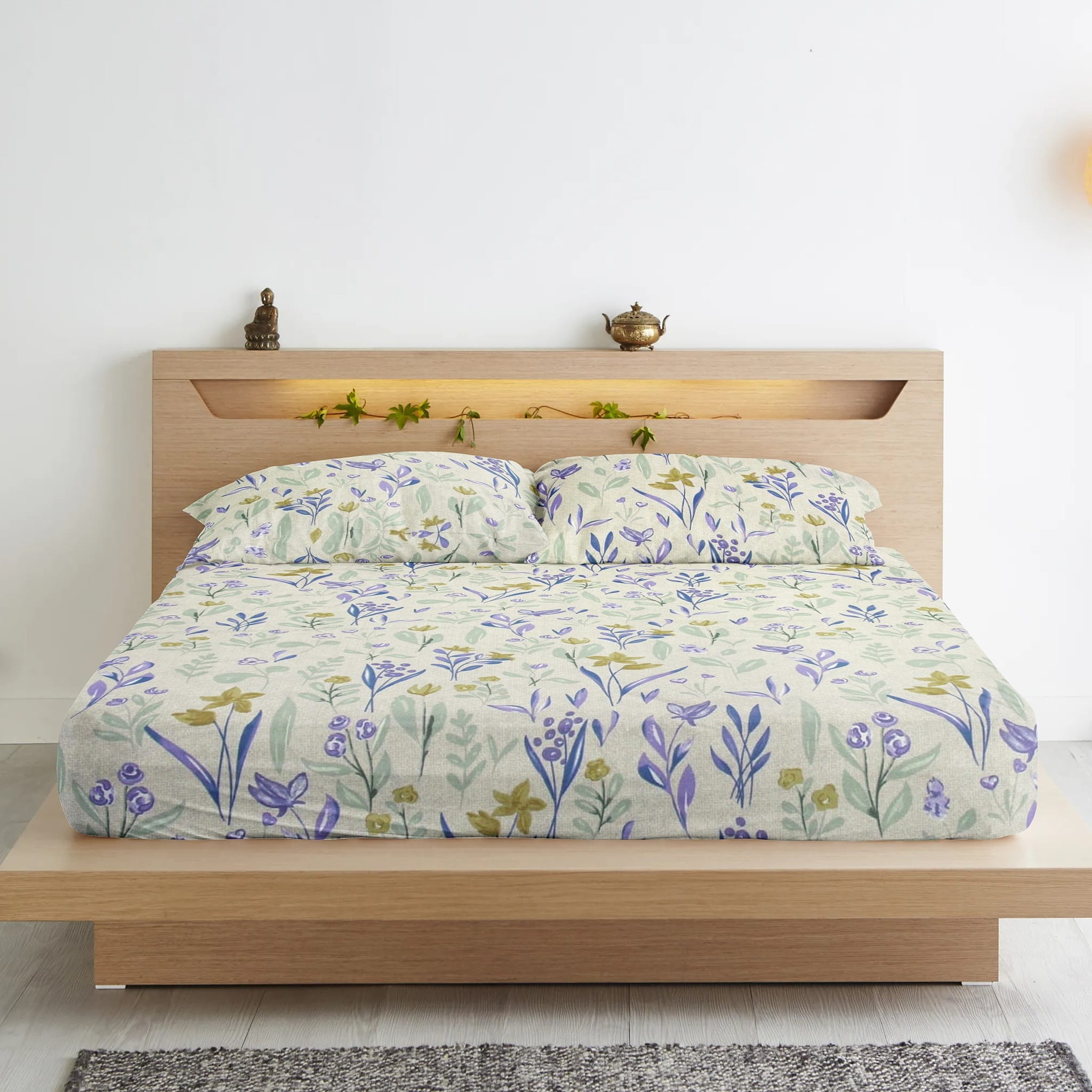 Fitted bedsheet with matching pillow covers