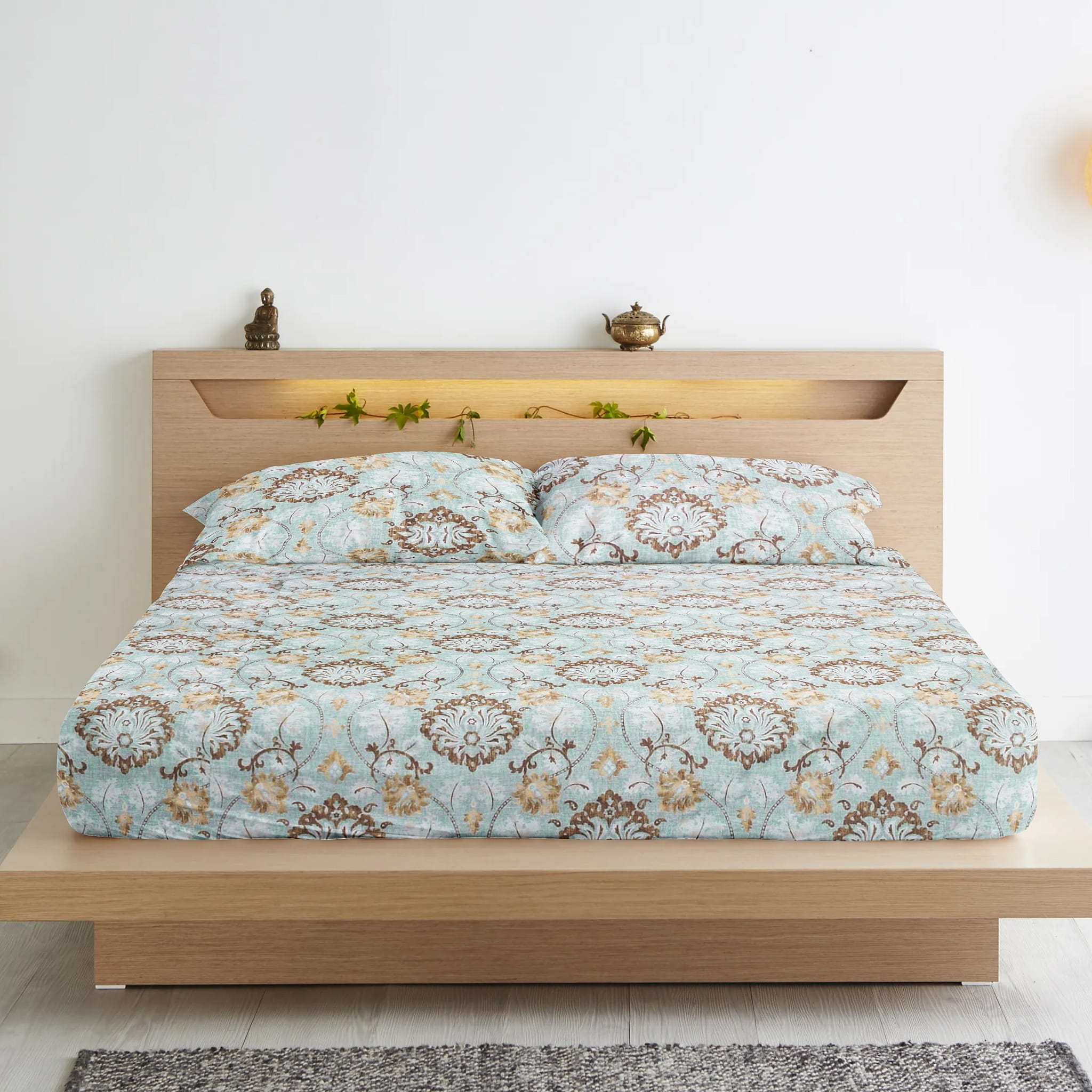 fitted bedsheet with pillow covers