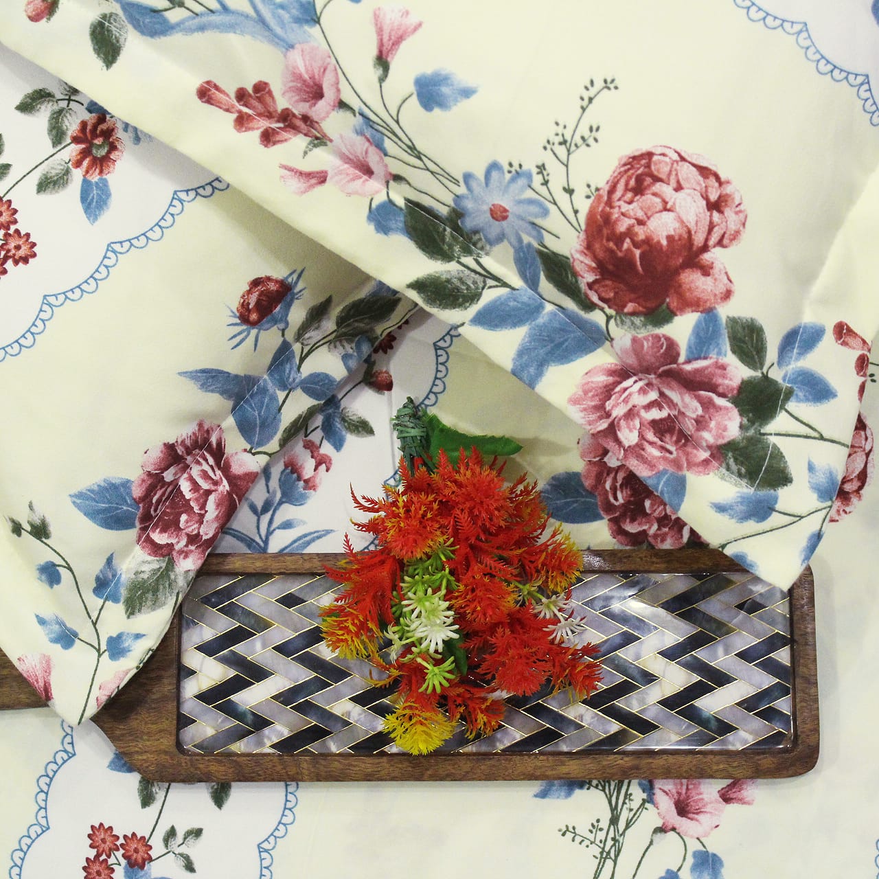 Close-up Fitted bedsheet with matching pillow covers 