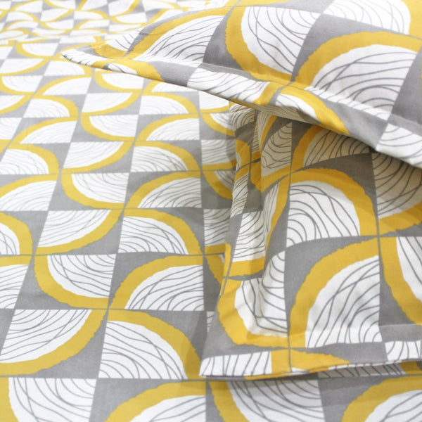 Cotton Geometrical Print 210 TC King Size Fitted Bedsheet In Yellow