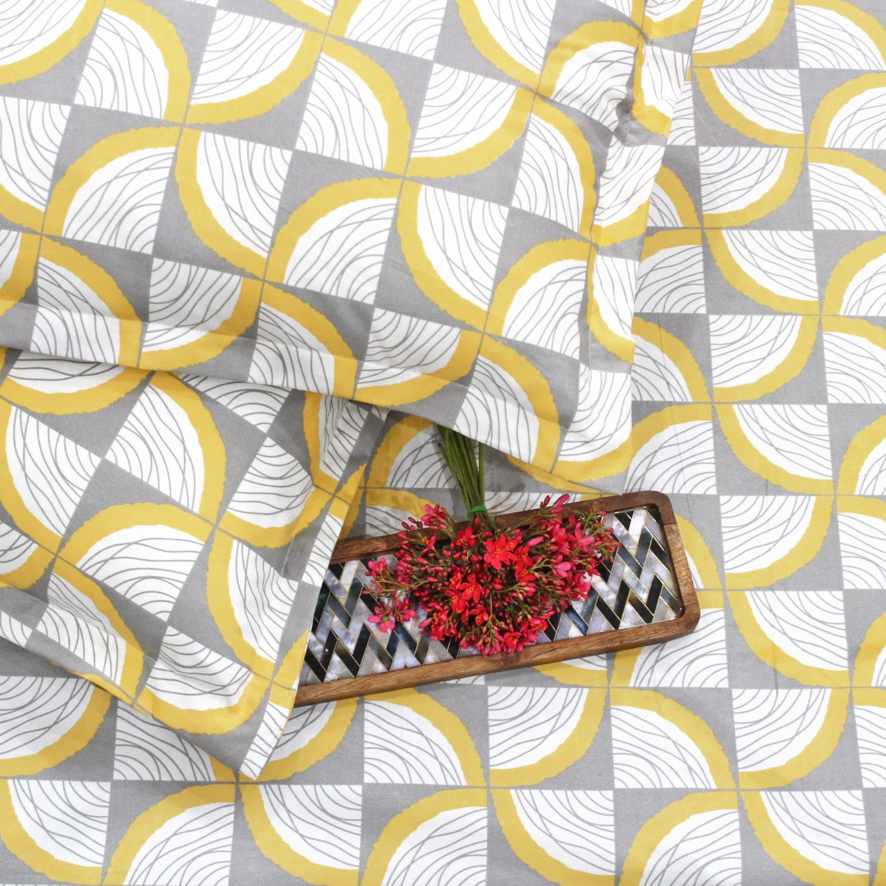 Cotton Geometrical Print 210 TC King Size Fitted Bedsheet In Yellow