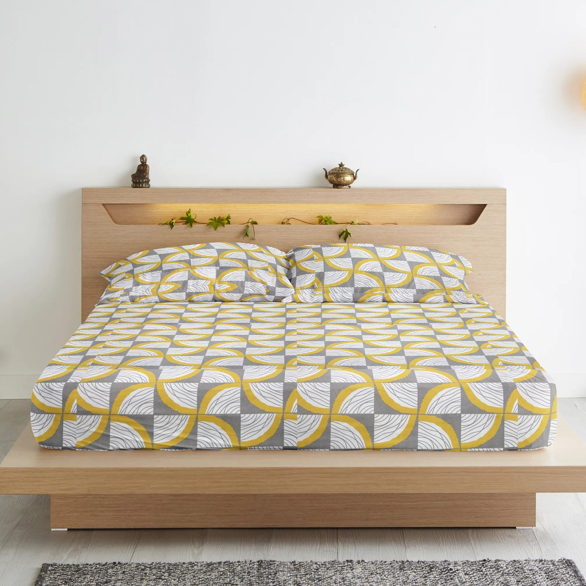 Cotton Geometrical Print 210 TC King Size Fitted Bedsheet In Yellow