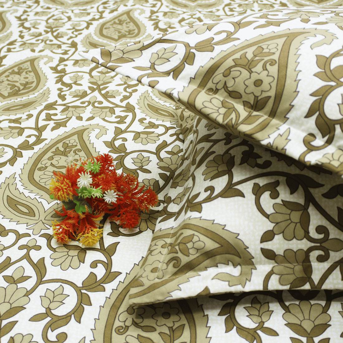 Paisley 210 TC cotton fitted bedsheet with pillow covers