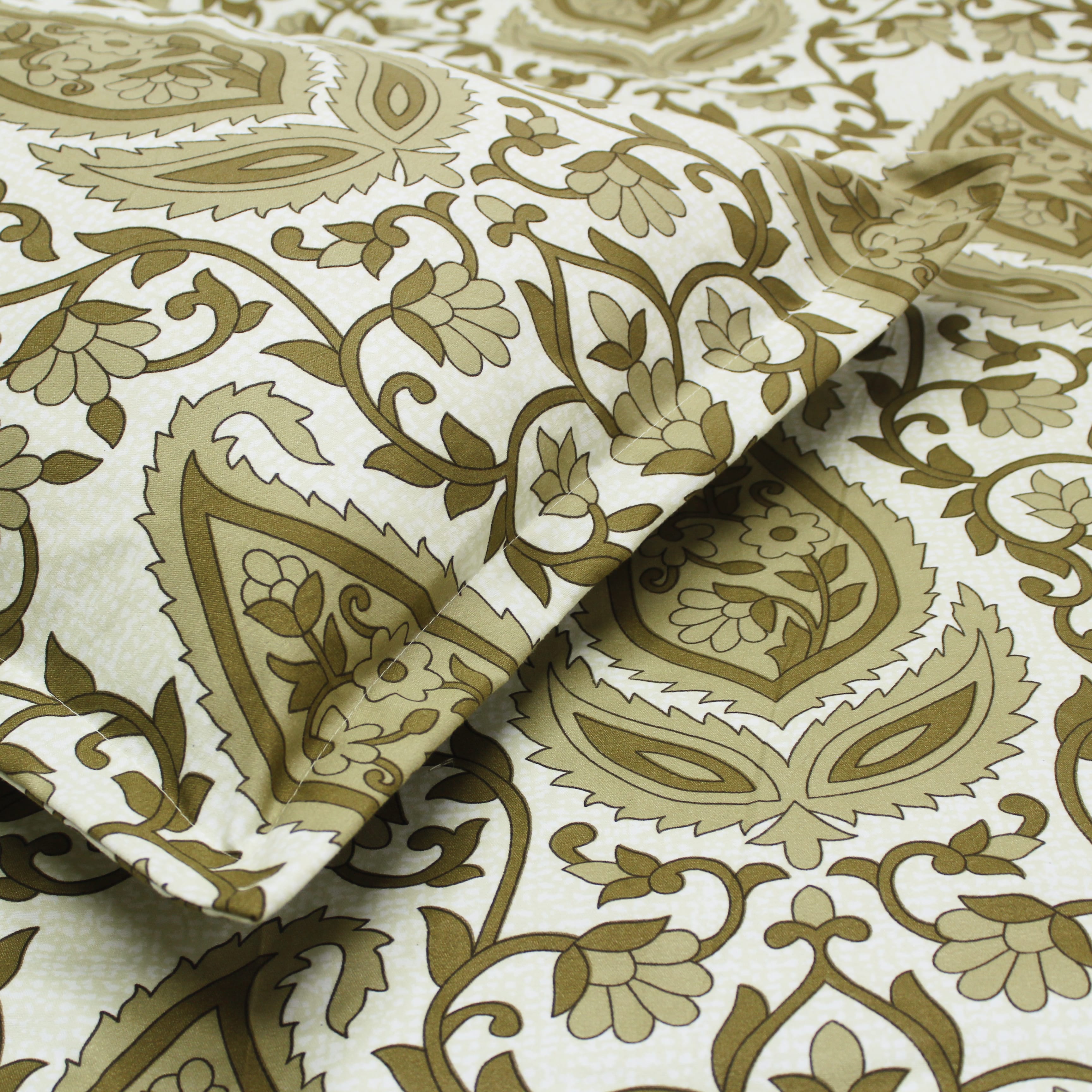 Close - Up Fitted bedsheet with pillow covers
