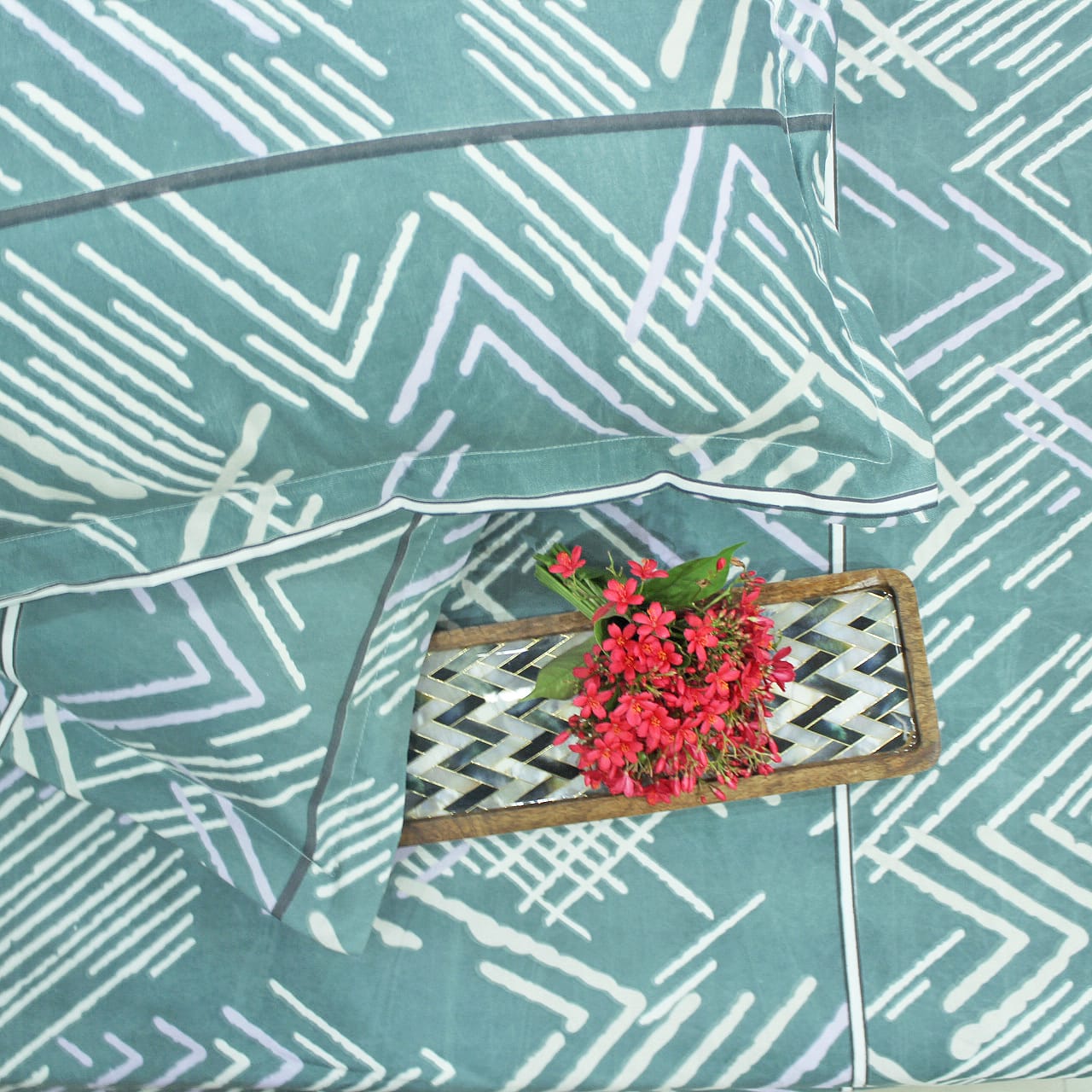 Cotton Geometrical Print 210 TC King Size Fitted Bedsheet In Multicolor