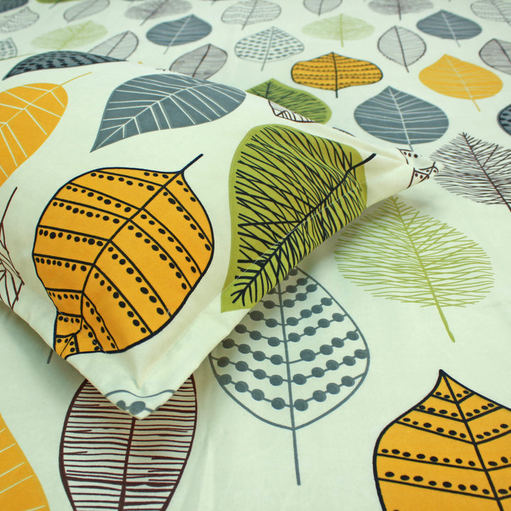 Close-up Floral Fitted Bedsheet with pillow covers