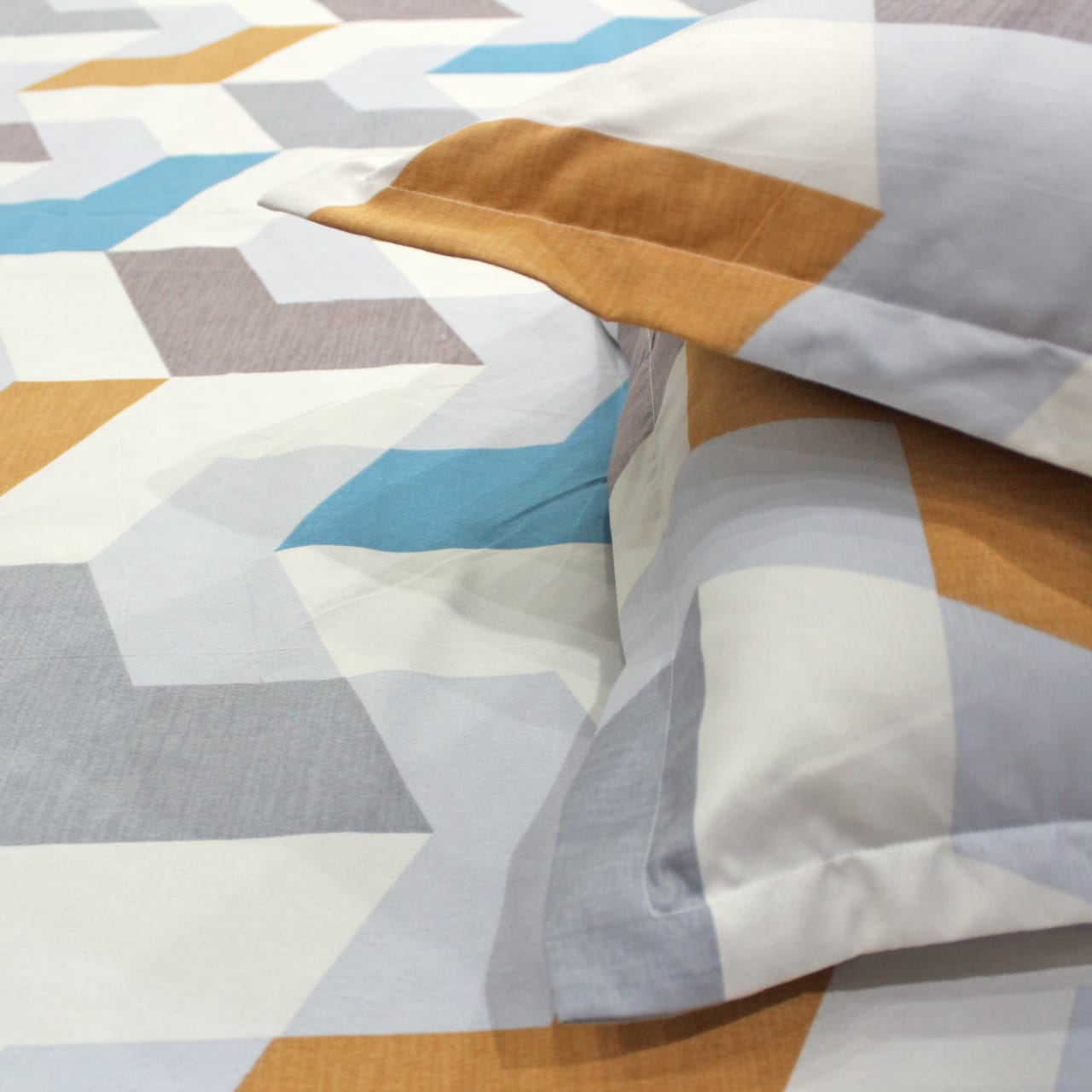 Cotton Geometrical Print 210 TC King Size Flat Bedsheet In Multicolor